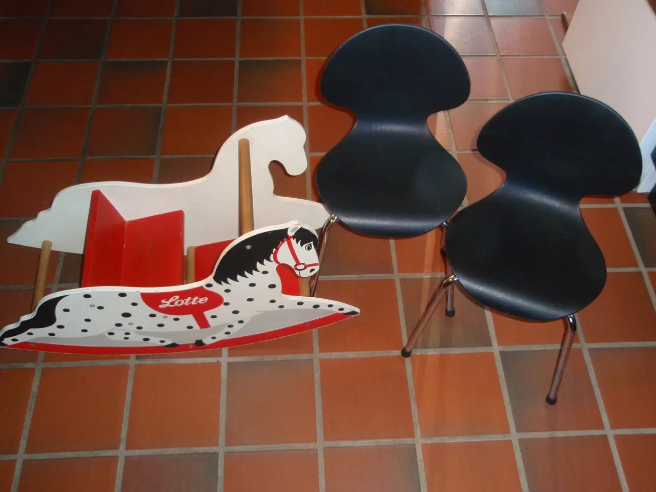 Billede 1 - 2 stk. sorte velholdte børnestole/ Lotte gyngehest