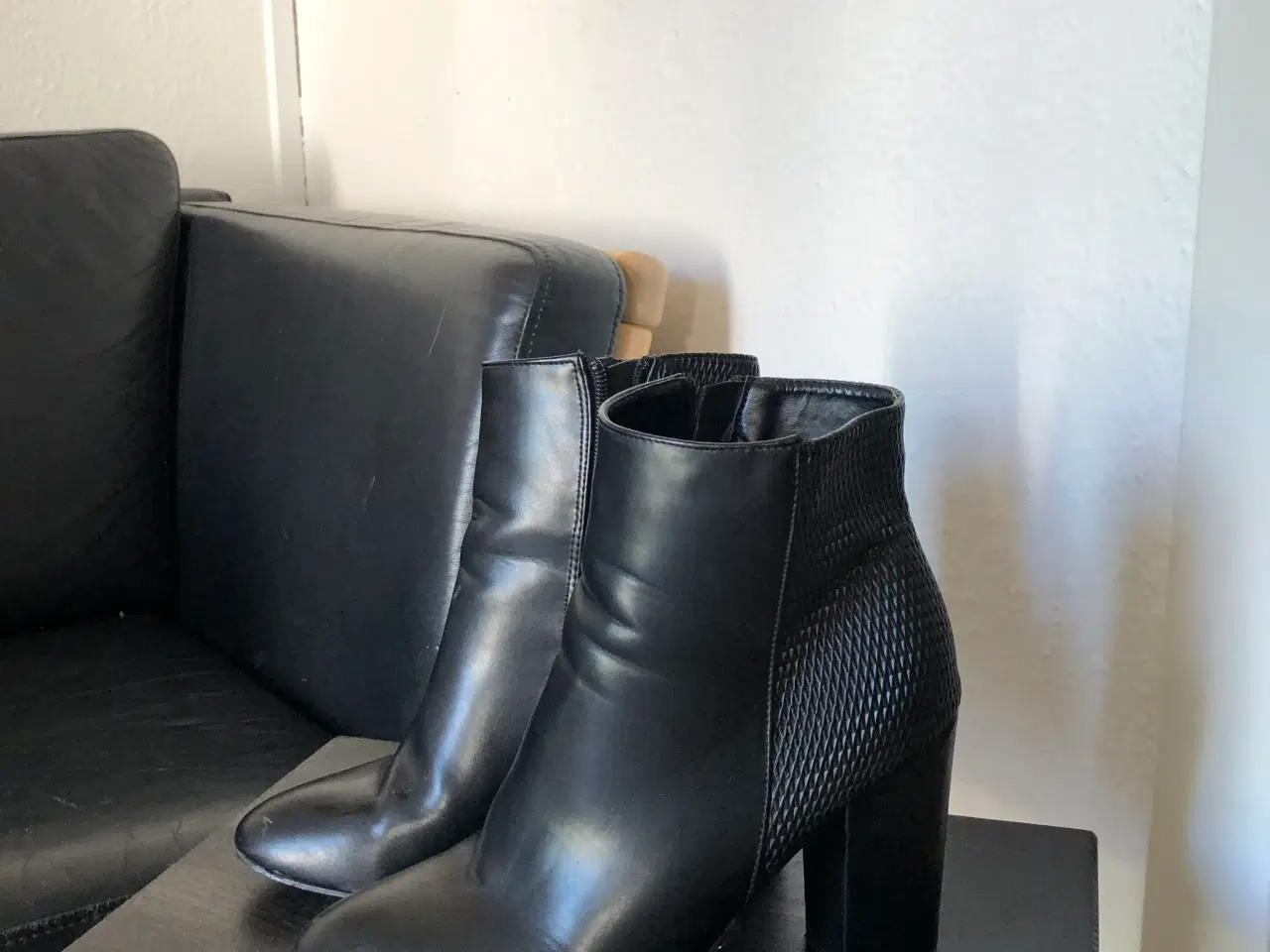 Billede 1 - Sorte højhælede støvler 