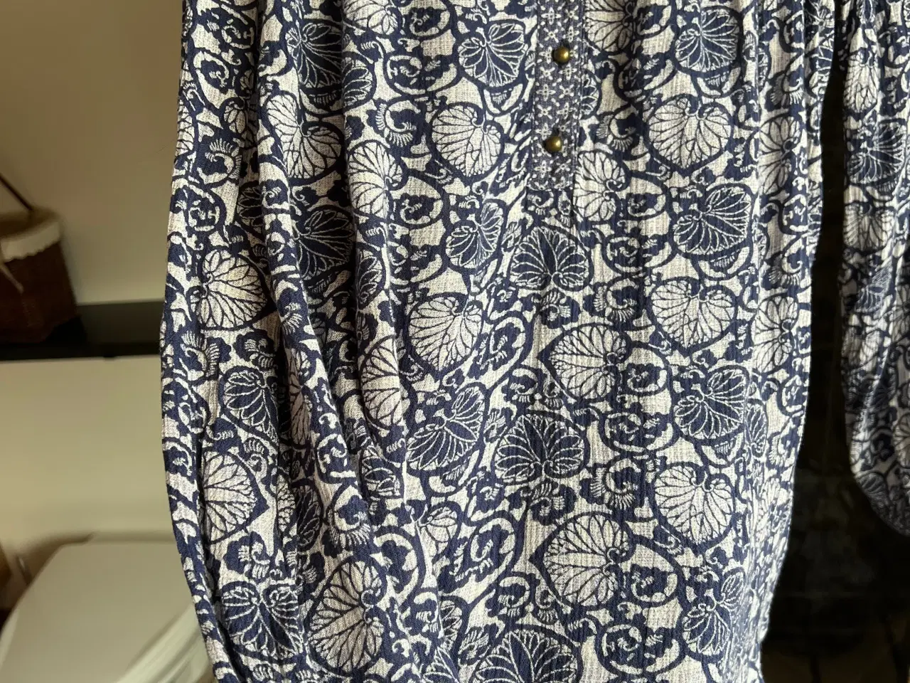 Billede 1 - Flot blå bluse med mønster str L