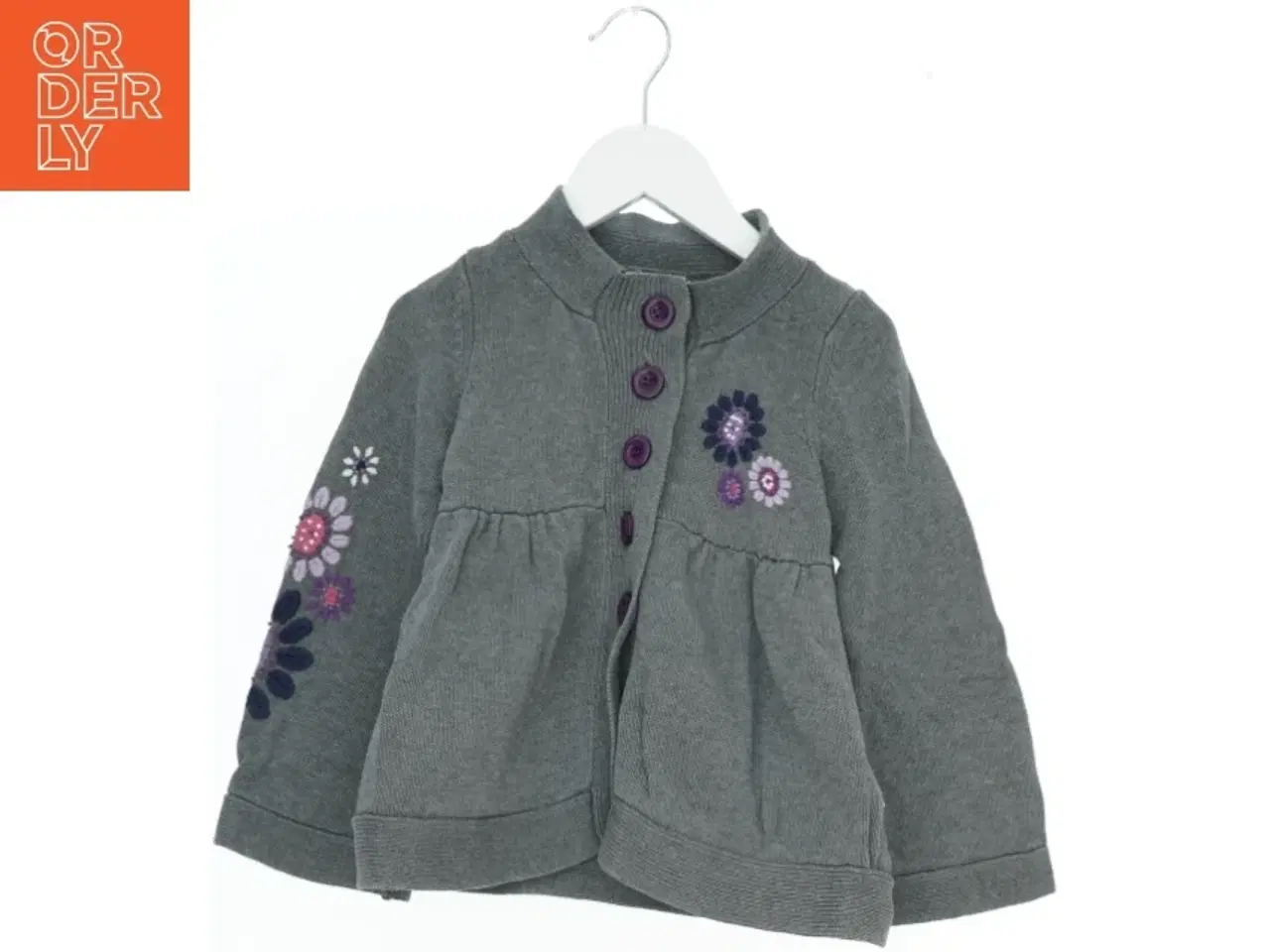 Billede 1 - Grå cardigan med blomsterbroderi fra Boca (str. 110)