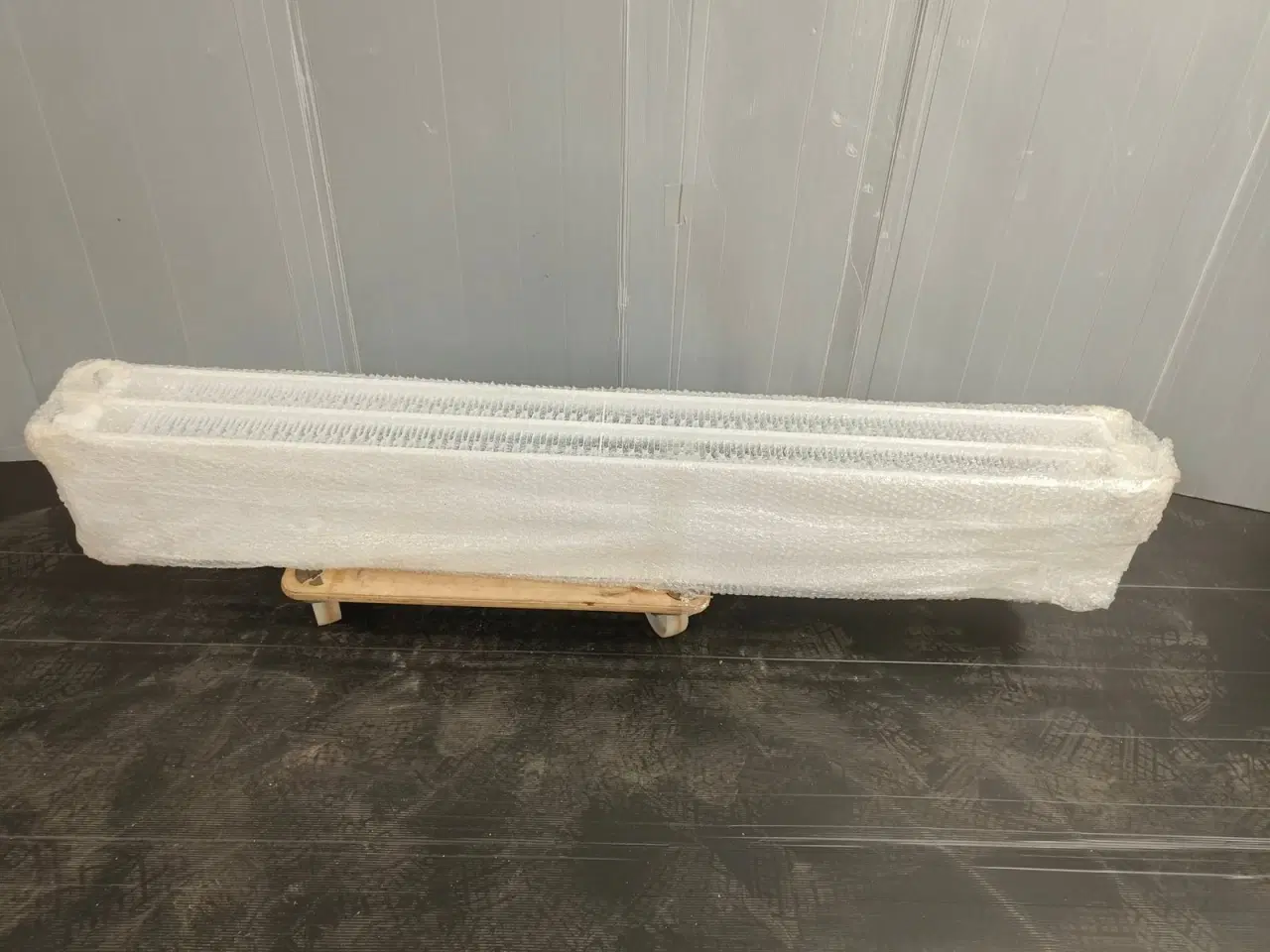 Billede 1 - Radiator, Konvektor,21 cm høj og 140 cm lang