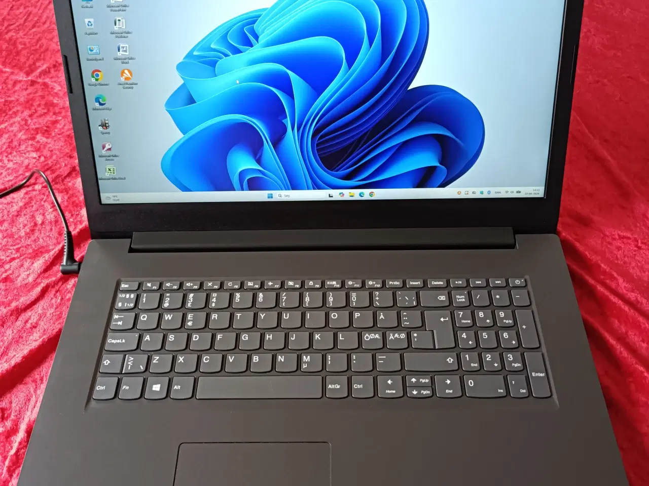 Billede 2 - Lenovo 17,3" skærm 256Gb nvme 8Gb ddr4