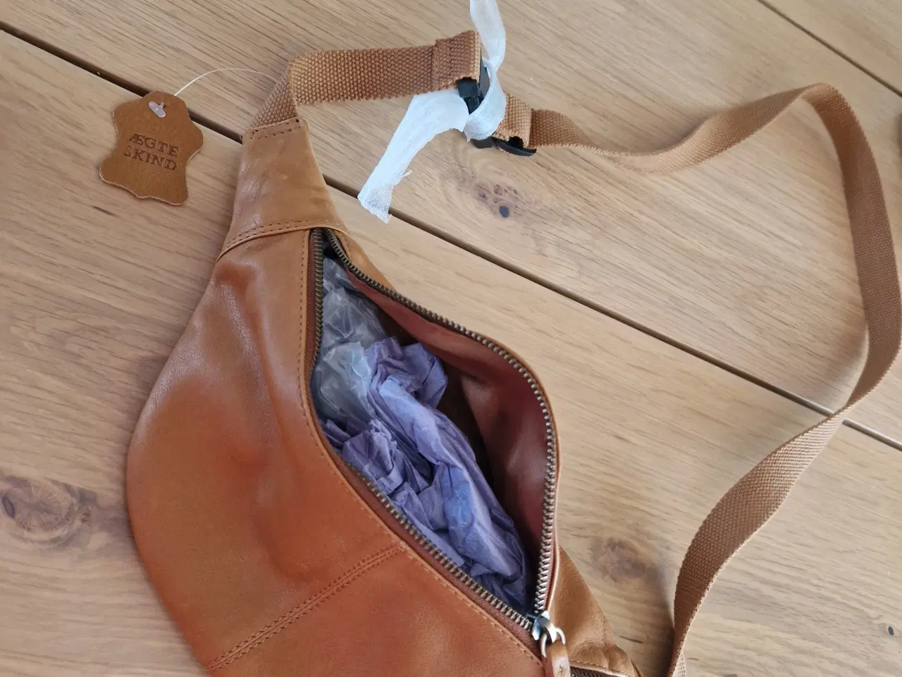 Billede 2 - Ægte læder cross over taske i lækker brun farve,
