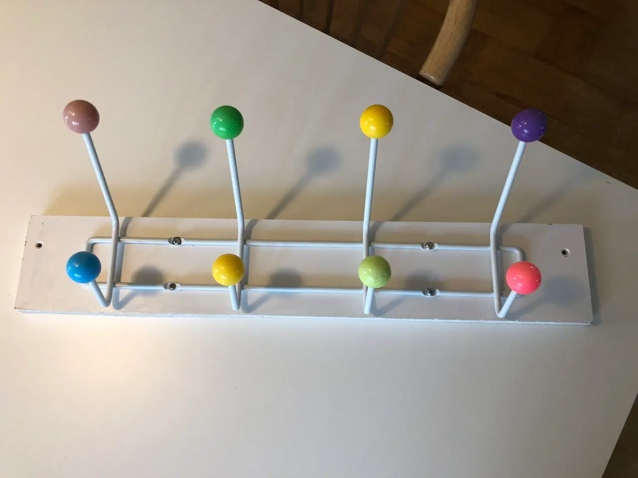 Billede 1 - Knagerække i flotte farver til børnene