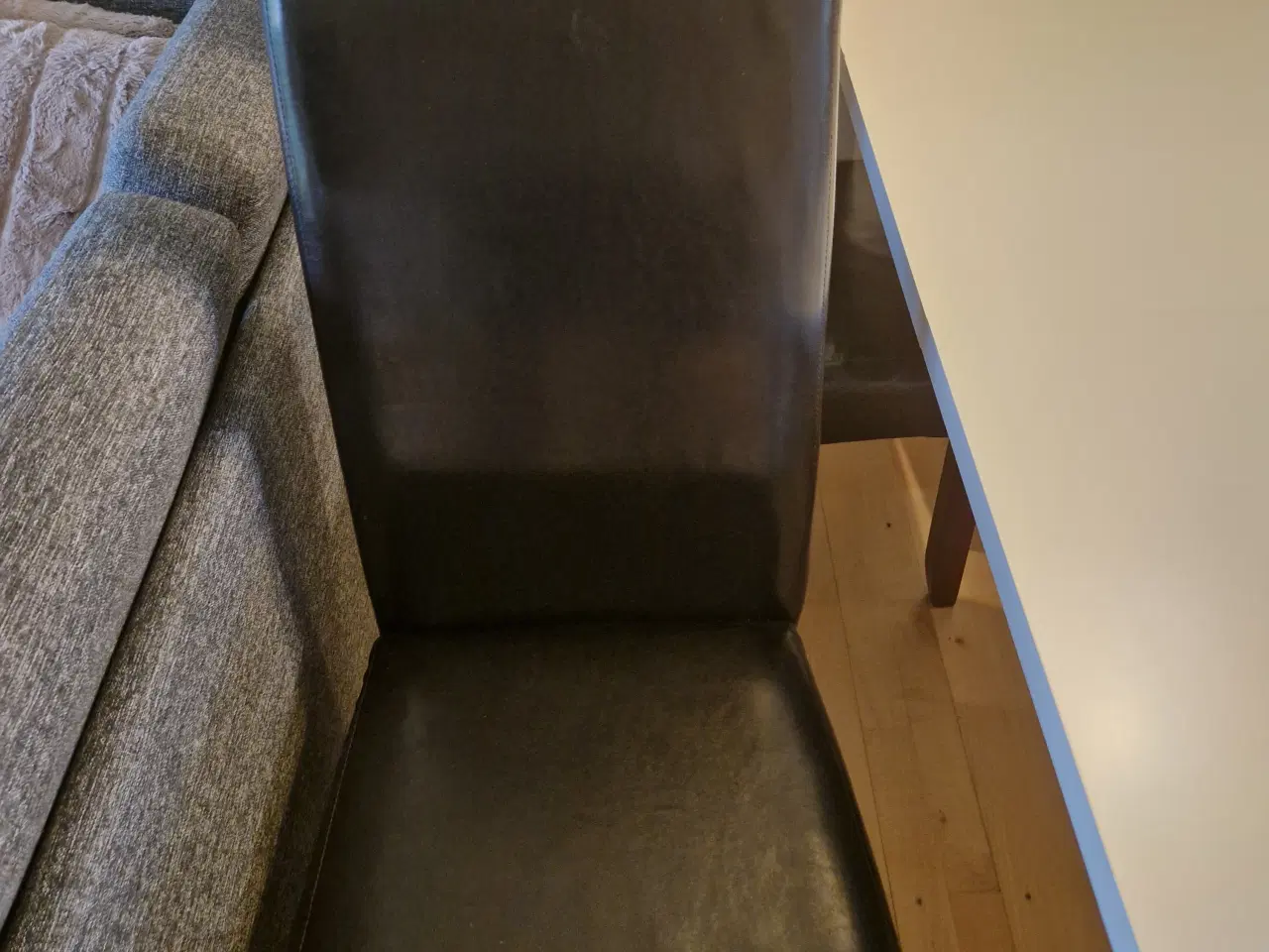 Billede 3 - Spisebord  + 4 stole 