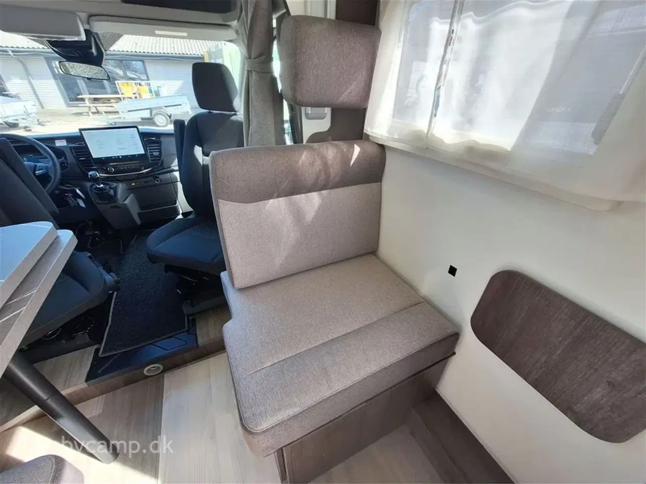 Billede 12 - 2025 - Benimar Tessoro 463 UP   Solcelle. markise. tv. 5 selepladser. batteri. helårsdæk. p-sensor for og bag. Bakkamera.