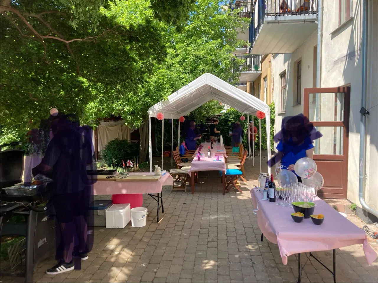 Billede 2 - UDLEJES - 2x Praktiske folde borde til fest