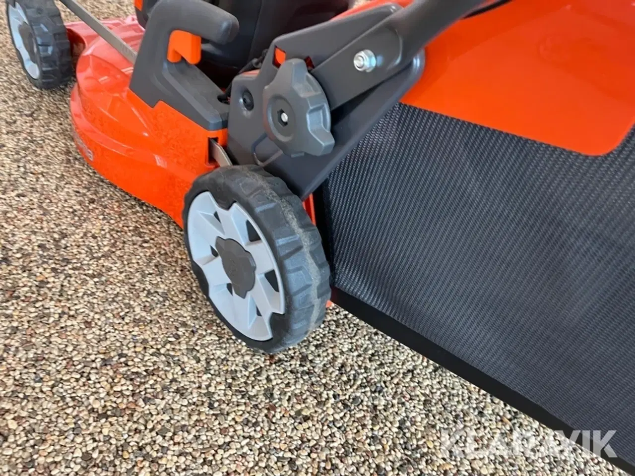 Billede 11 - Græsslåmaskine Husqvarna LC 247i