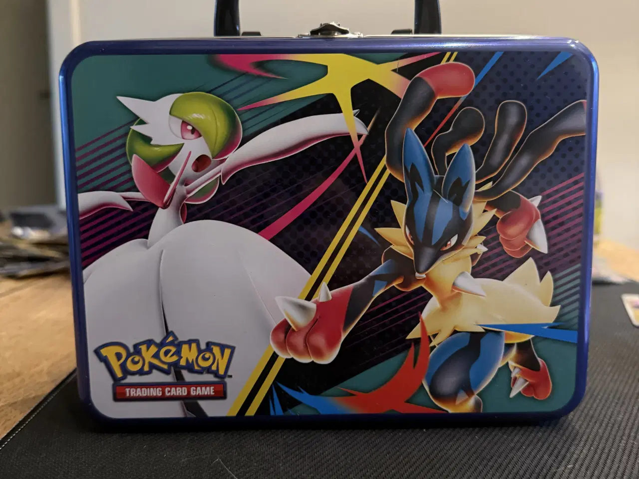 Billede 2 - Pokemon Mystery Tin - Stor - 450 kort + 3 ur/ ir