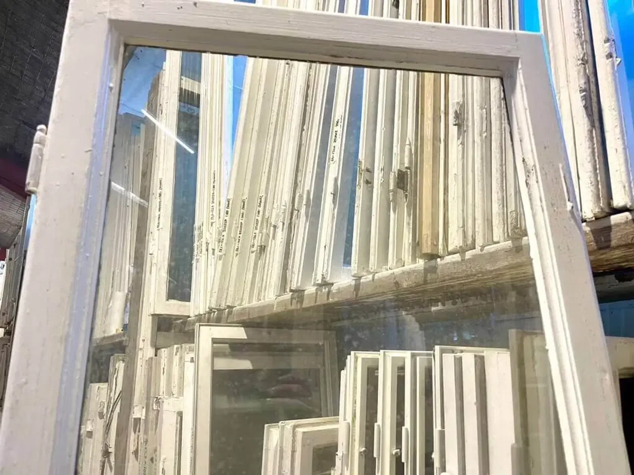 Billede 3 - Klassisk, højt forsatsvindue u. ramme