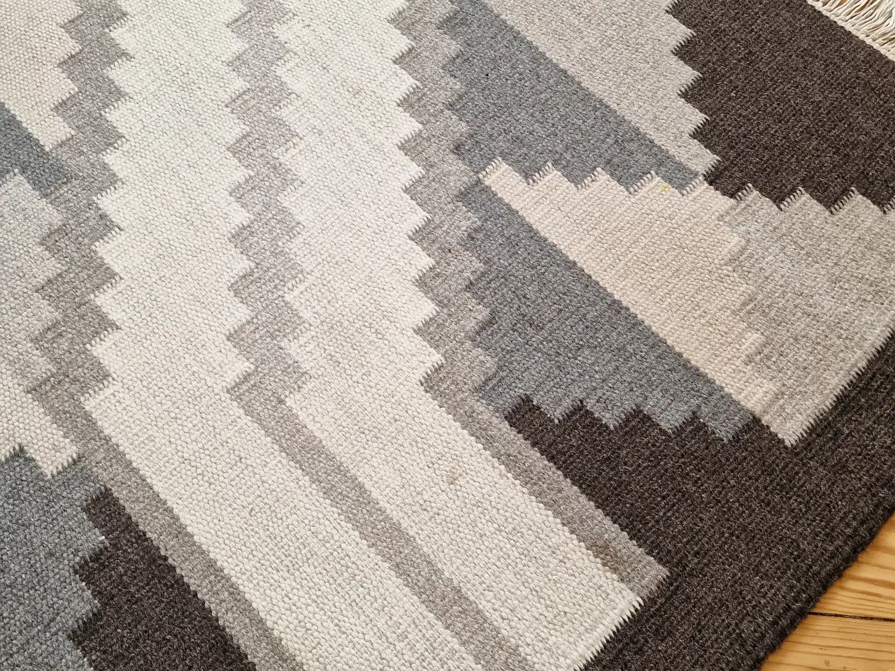 Billede 2 - Lækkert stort röllakan-tæppe.