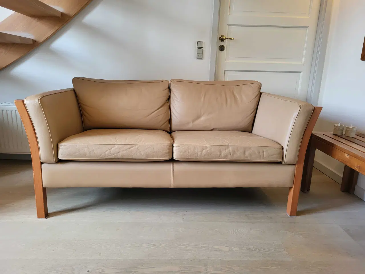 Billede 6 - Brun lædersofa i træramme