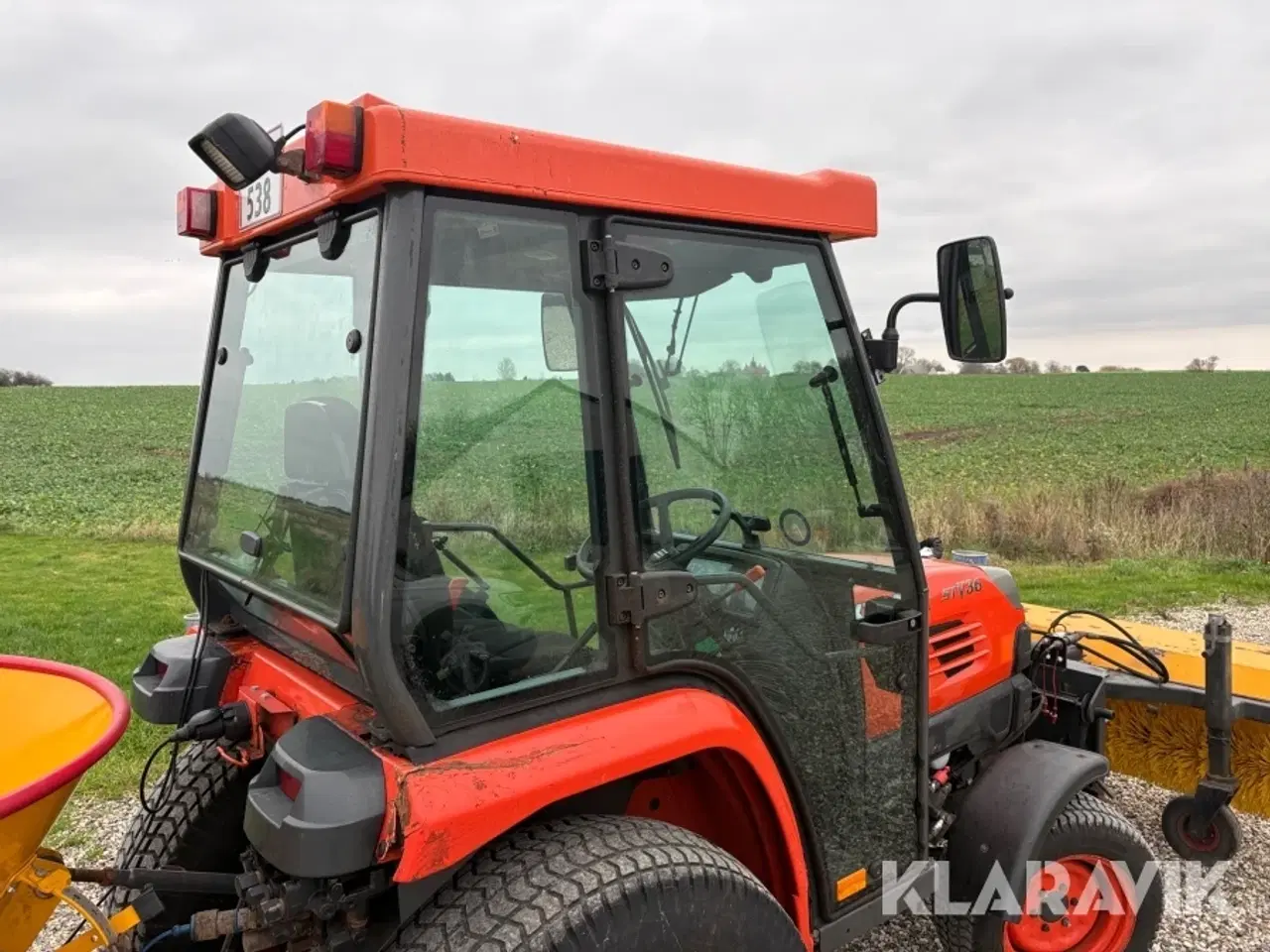 Billede 12 - Traktor Kubota STV36 med kost, saltspreder og sneplov