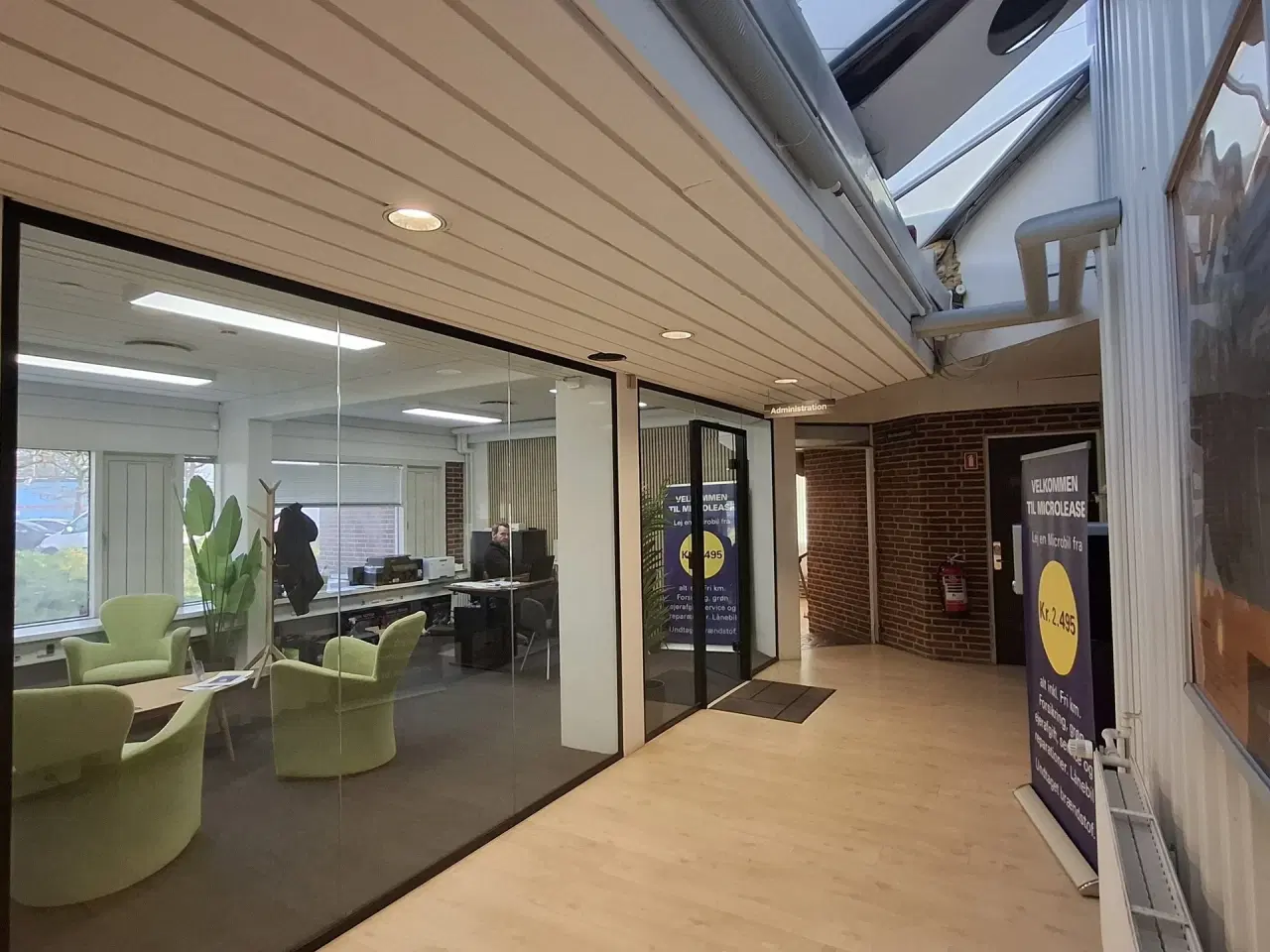 Billede 20 - AUTOVÆRGSTED eller LAGER med store Port. Centralt beliggende ved 2 motorvejstilkørsler. Stort udeareal til præsentation af biler.