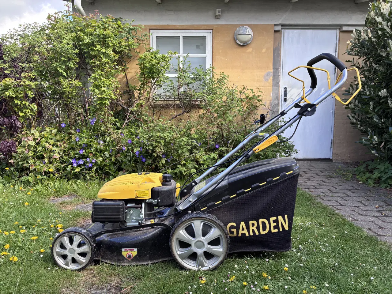 Billede 1 - Benzindreven græsslåmaskine gives væk