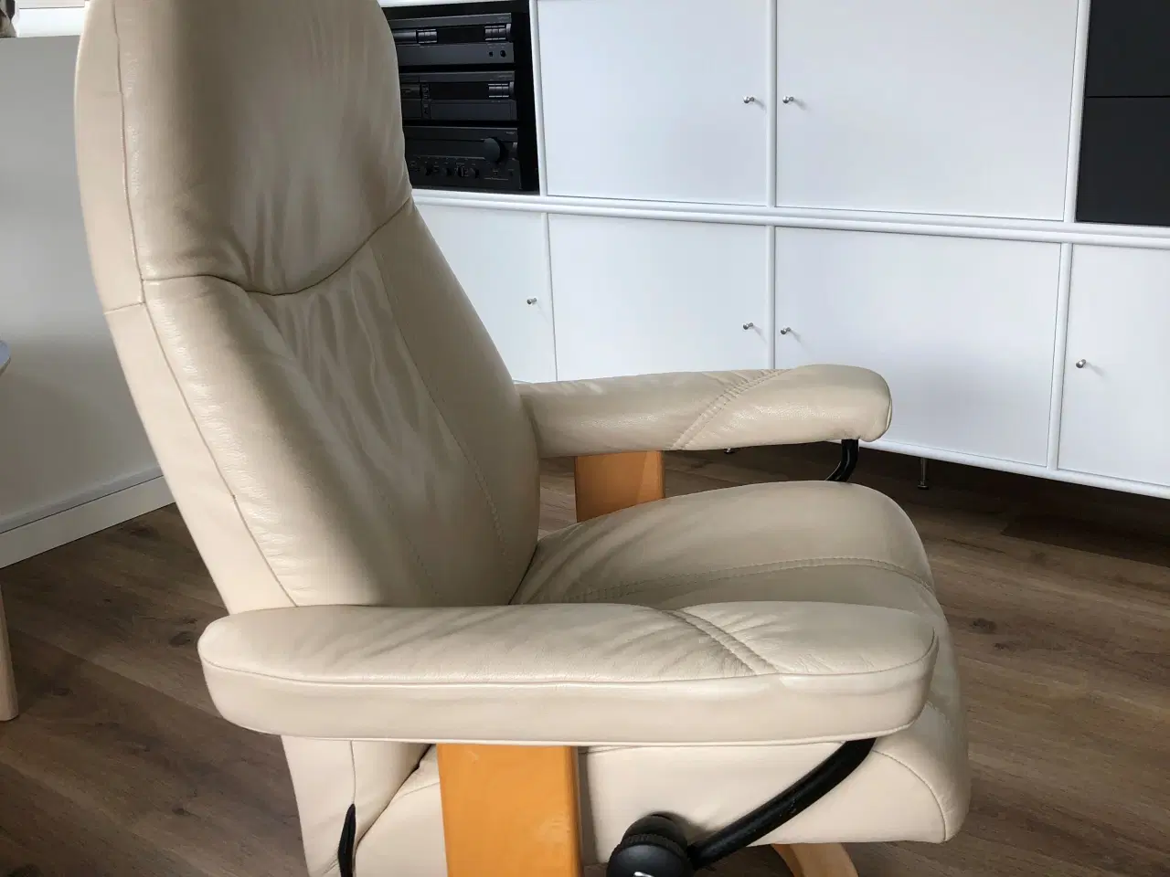 Billede 3 - 2 Stressless lænestole+1 fodskammel i creme læder