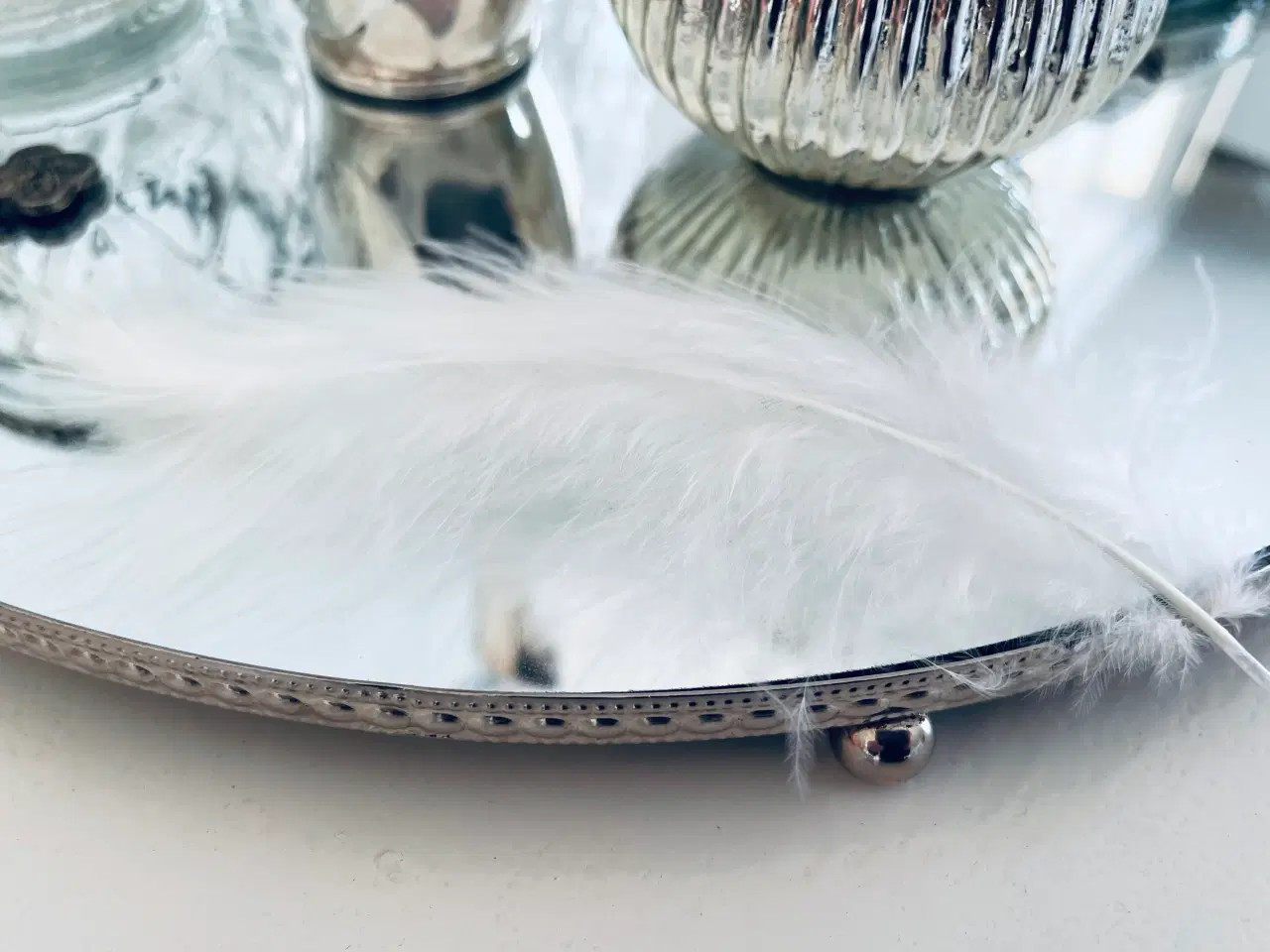 Billede 4 - Hvide bløde luftige fjer til hobby 