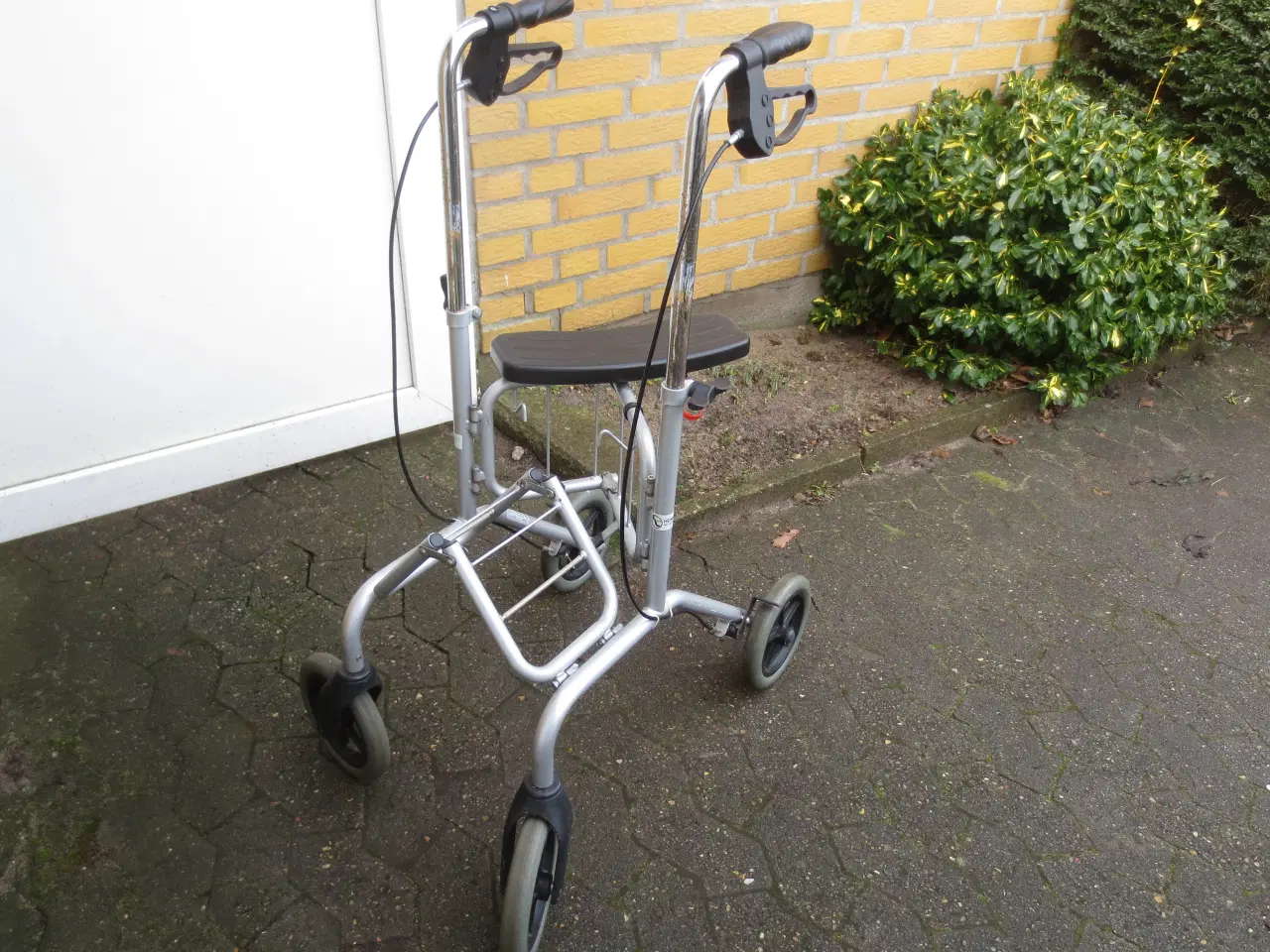 Billede 4 - 1 stk Rollator der kan foldes sammen 