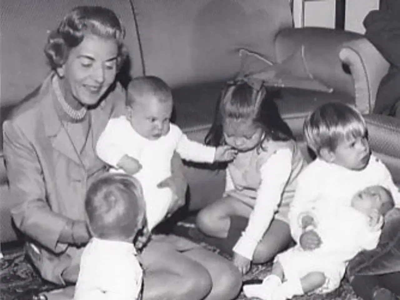 Billede 1 - Dronning Ingrid med Børnebørn - Royale Pressefoto Elfelt 11x15 cm.