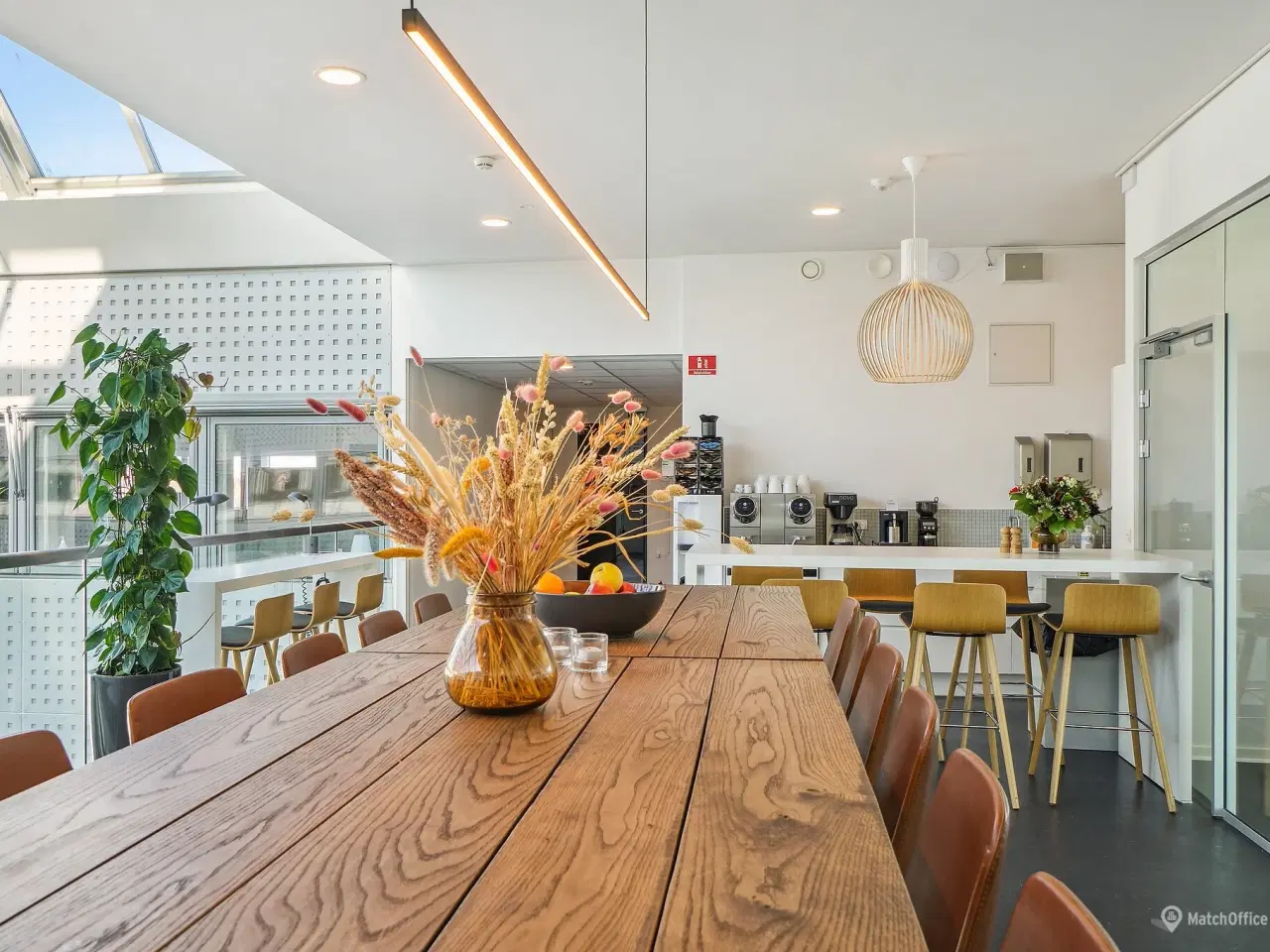 Billede 11 - Lyse og rummelige lokaler med udsigt til vandet