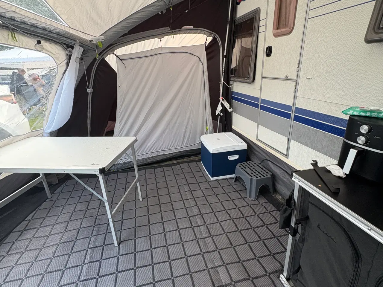 Billede 3 - Hobby 560kmfe køjevogn. 