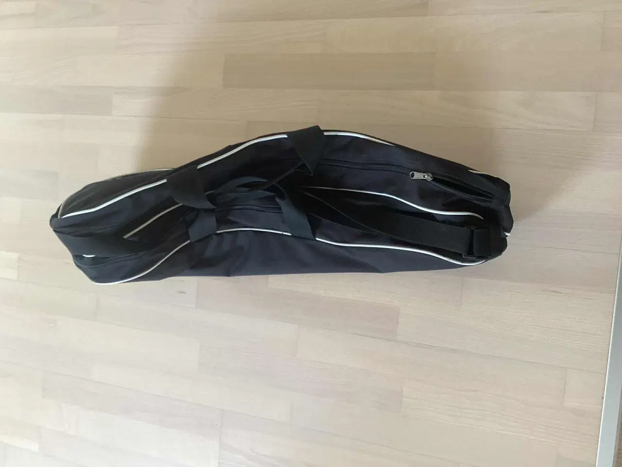 Billede 3 - Meget fin FORZA badmintontaske med flere rum