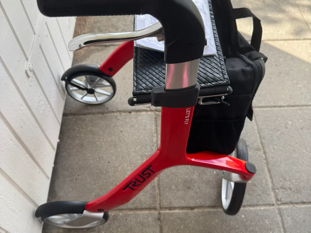 Billede 3 - TrustCare Let's Flyrollator  i rød 