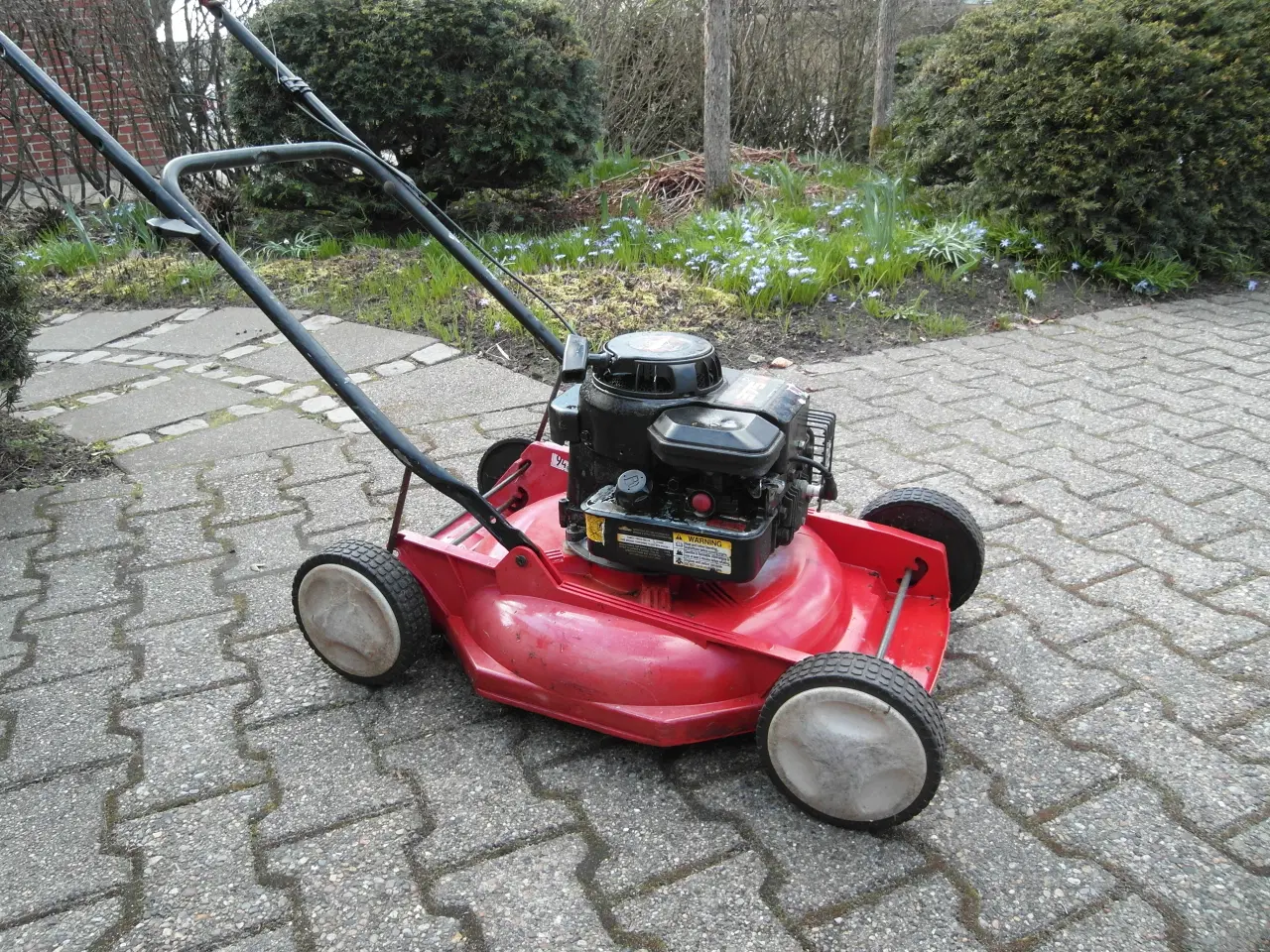 Billede 1 - Plæneklipper Jonsered med Briggs&Stratton motor.