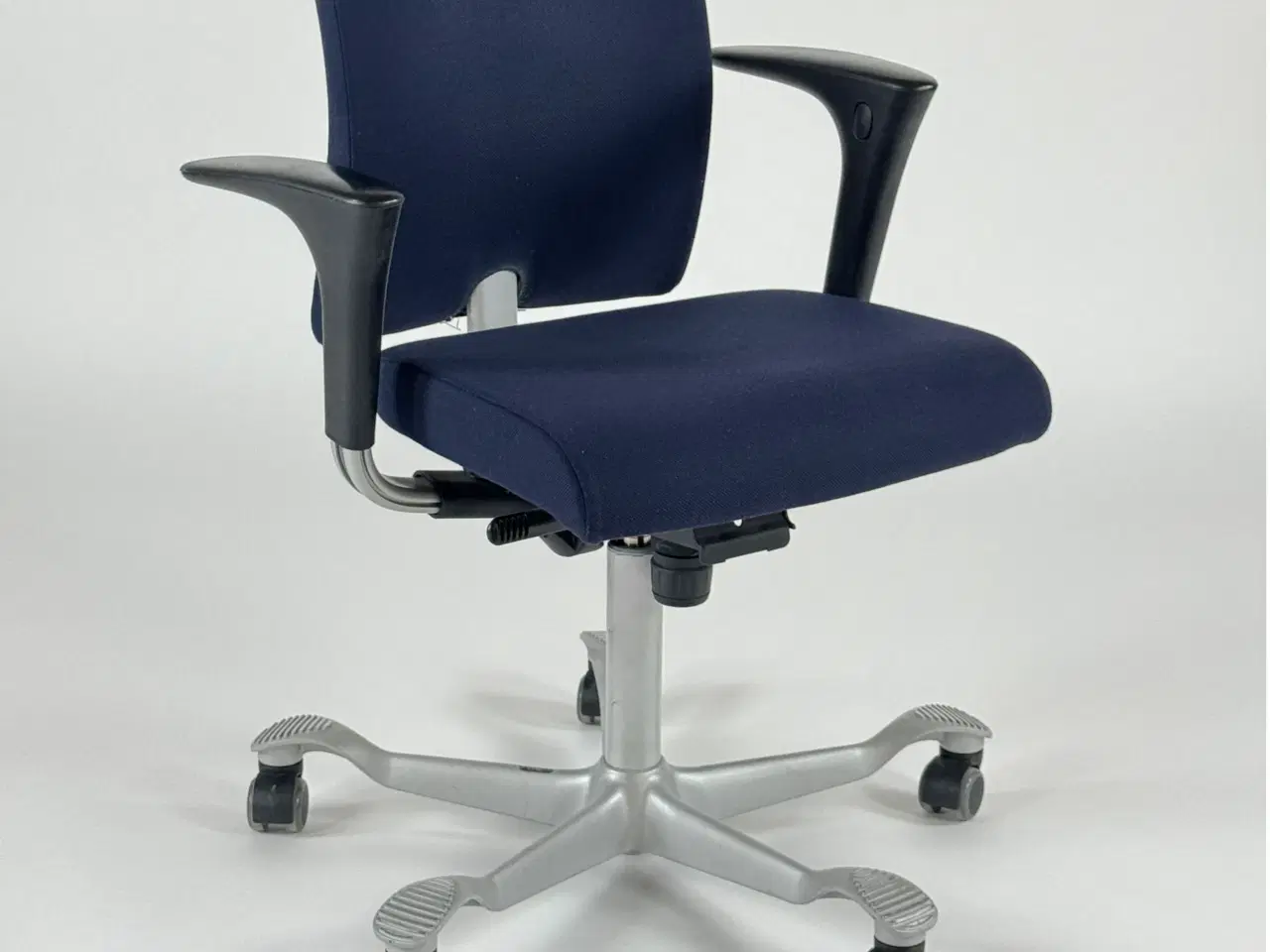 Billede 1 - HÅG H04 4200 Kontorstol – Mørkeblå/Sort Stel m. Armlæn 200mm