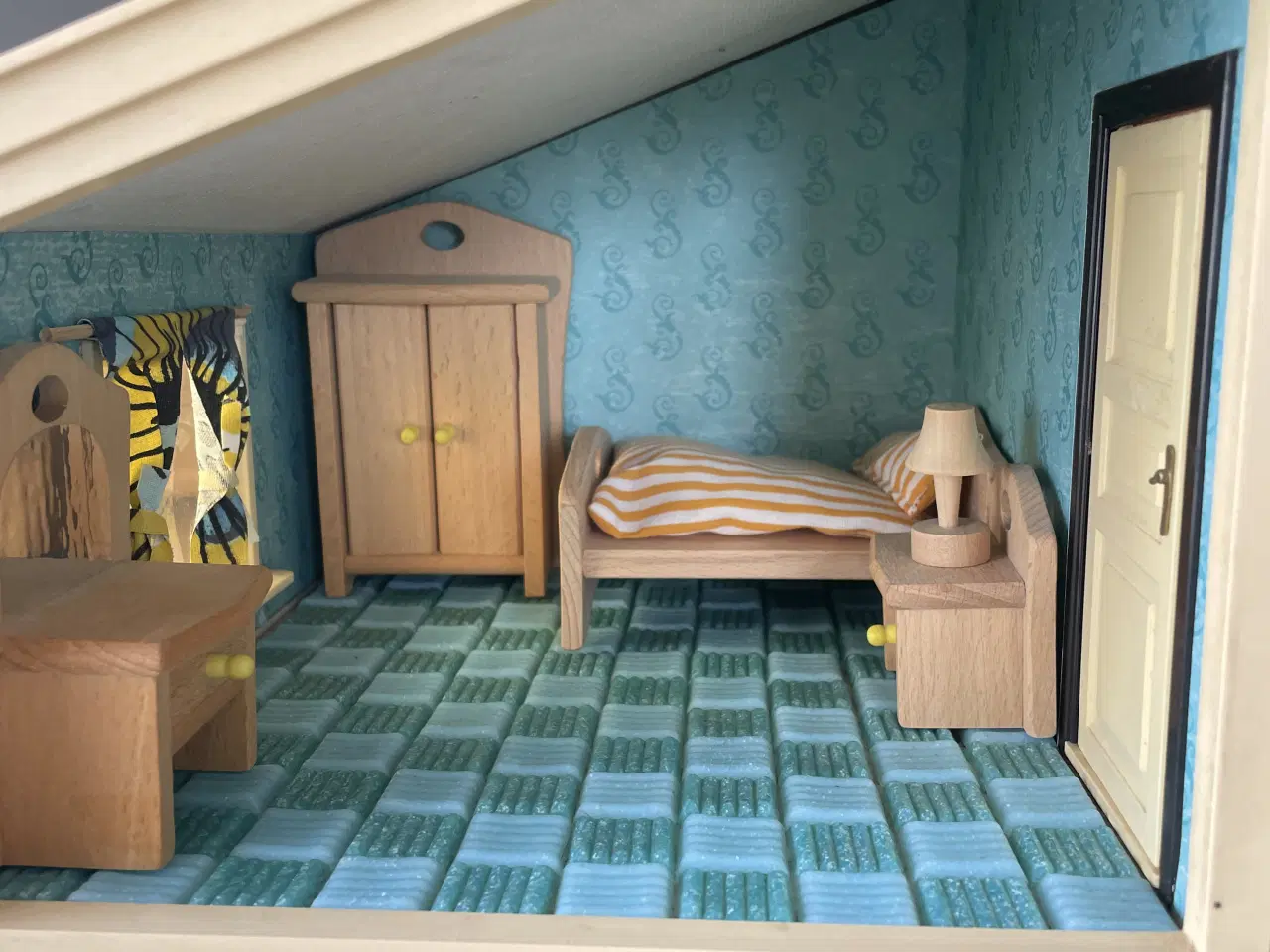 Billede 3 - Lumbydukkehus m. 4 etager ink. møbler 