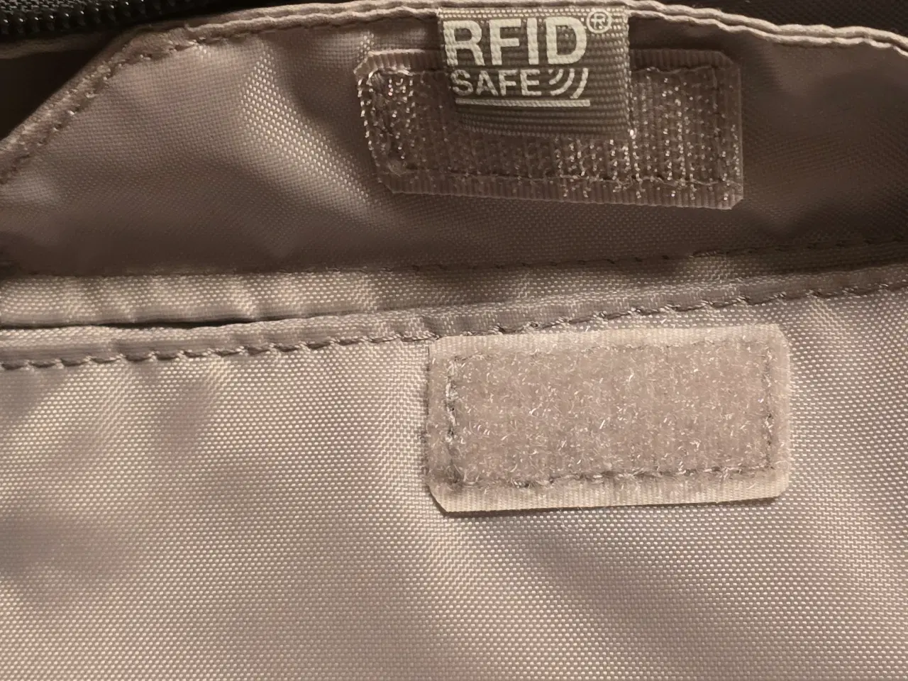 Billede 7 -  Sort Packsafe rygsæk