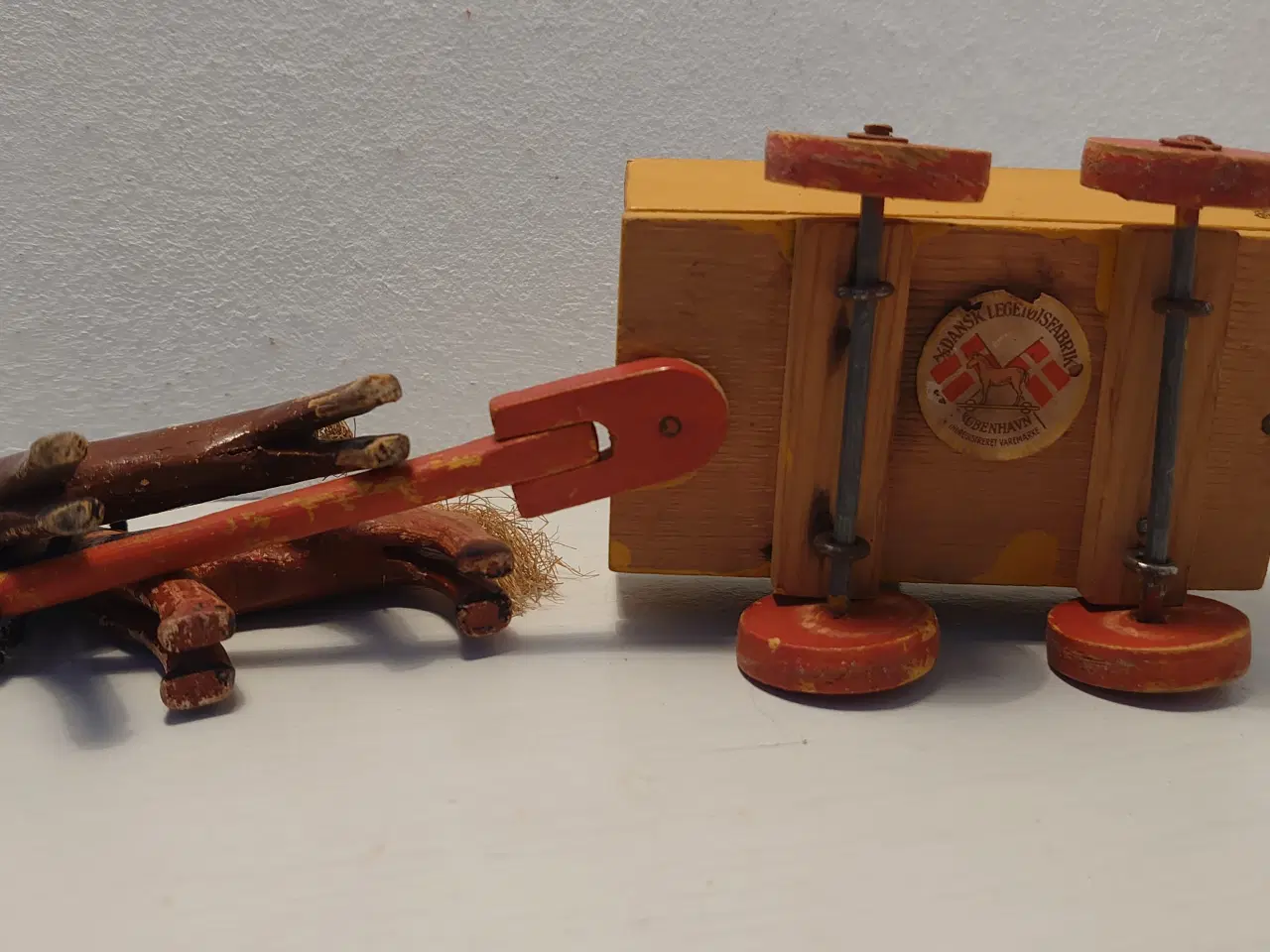 Billede 6 - Fængselslegetøj:Hestevogn og 2 heste. Flagmærket.