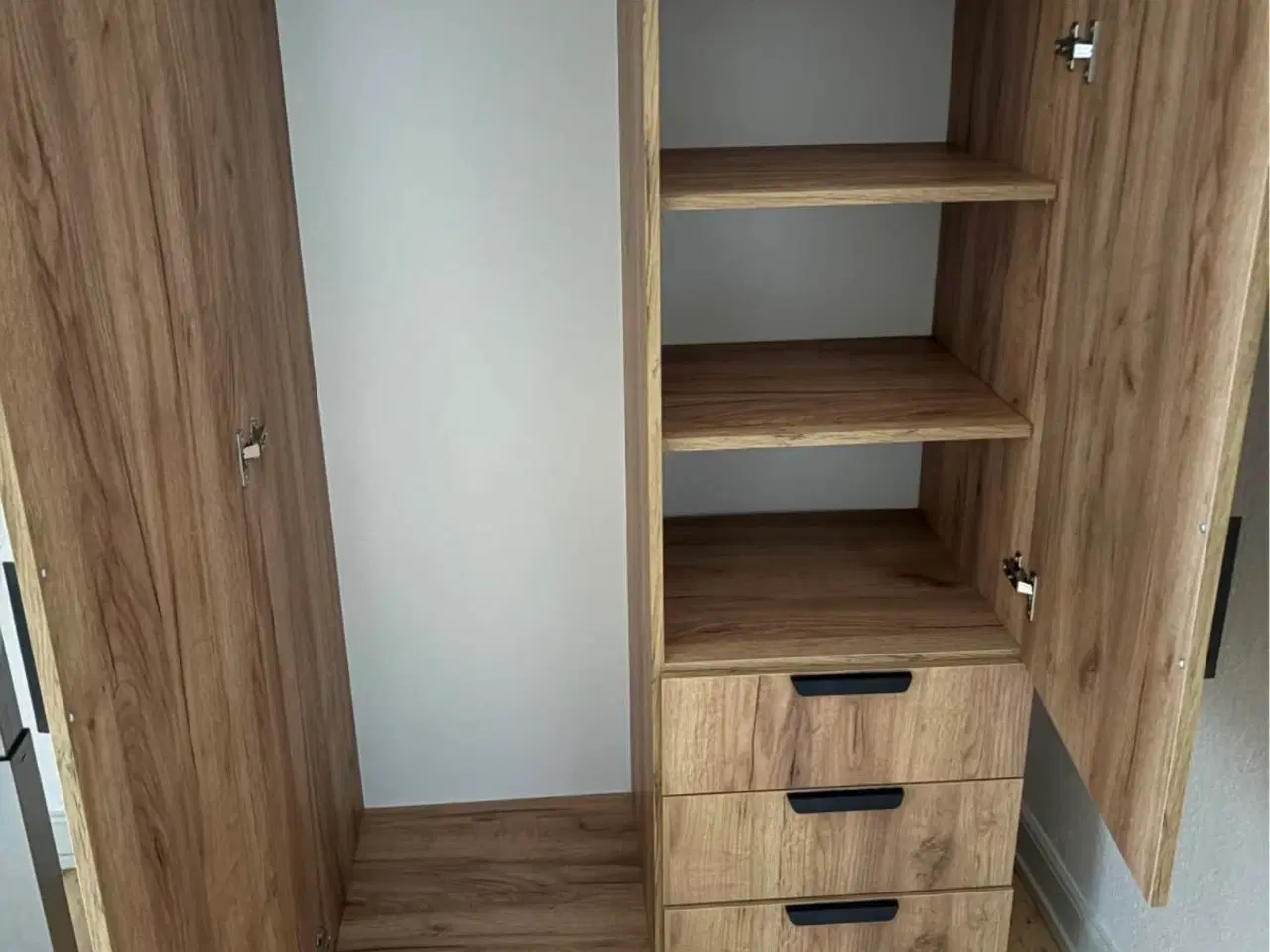 Billede 2 - Jenslev garderobeskab fra Jysk