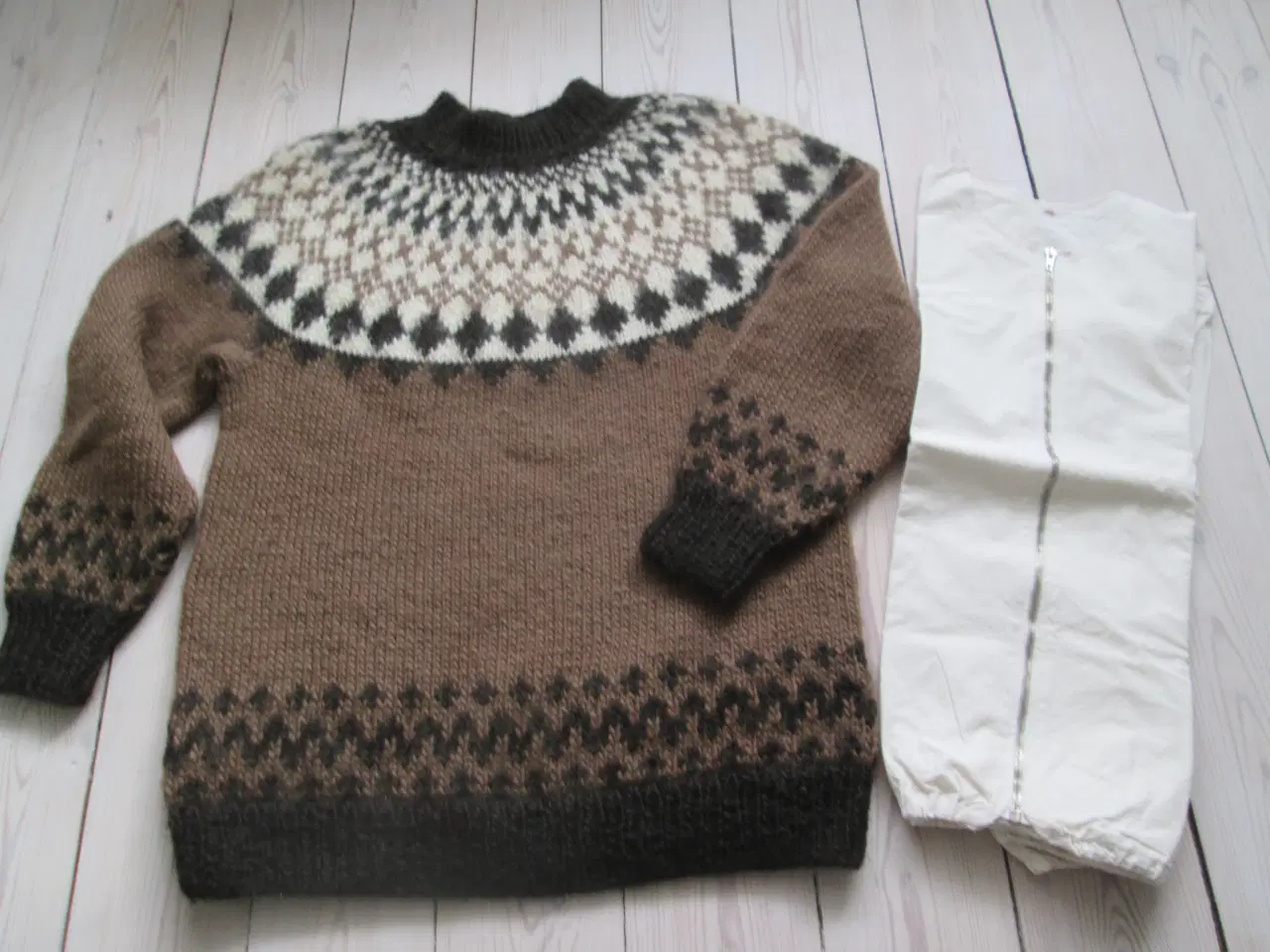 Billede 1 - Håndstrikket Sweater i uld og vindtæt Underbluse