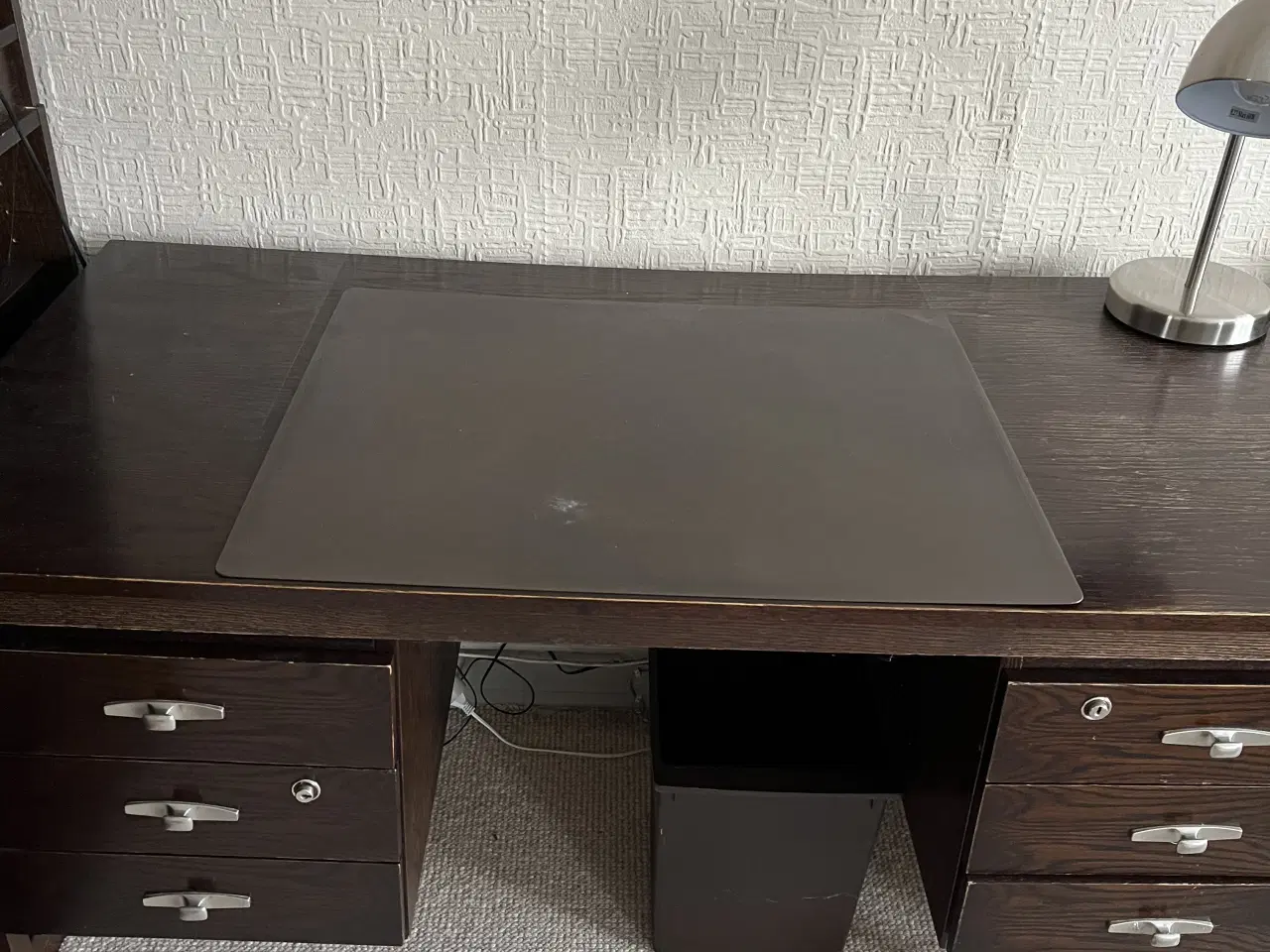 Billede 4 - Skrivebord i mørkbejdset træ