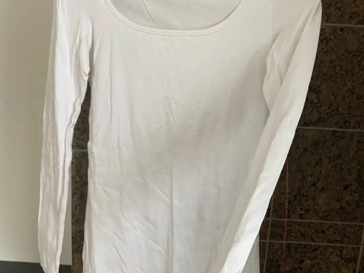 Billede 3 - Hvid flot bluse fra vero moda str S