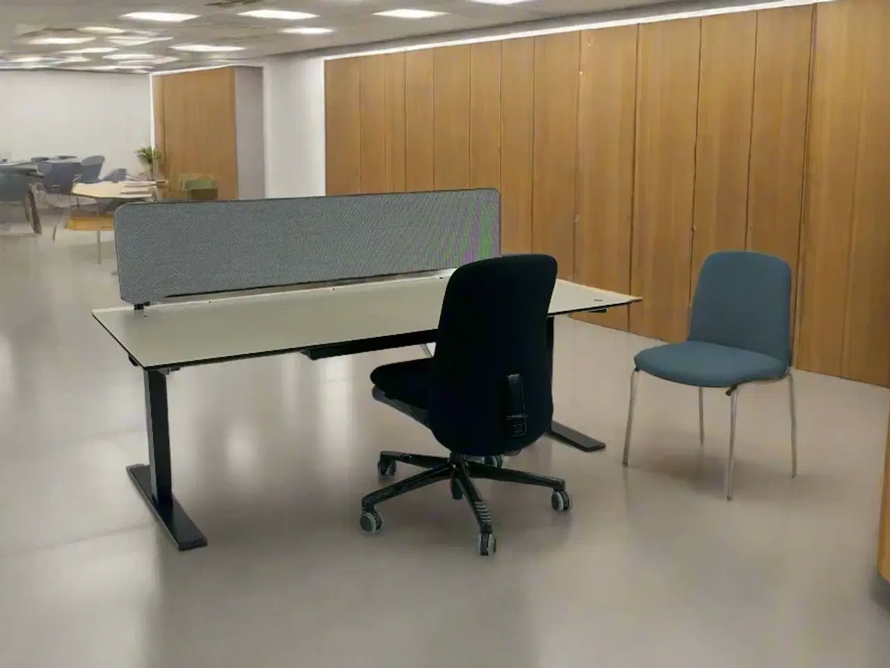 Billede 2 - Hæve-/sænkebord med skærmvæg - Linak