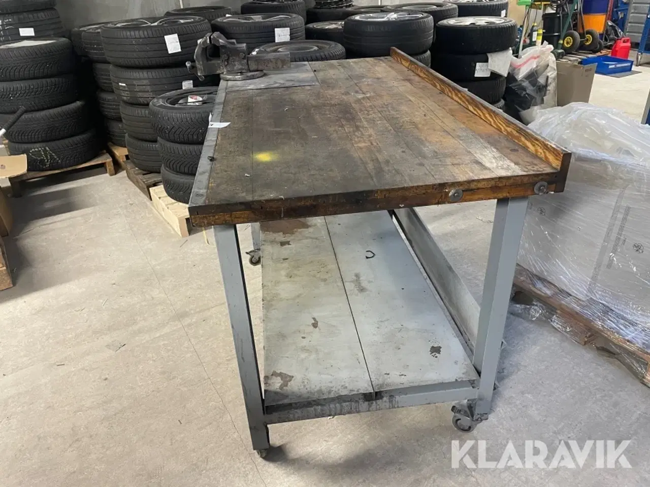 Billede 3 - Arbejdsbord på hjul med skruestik