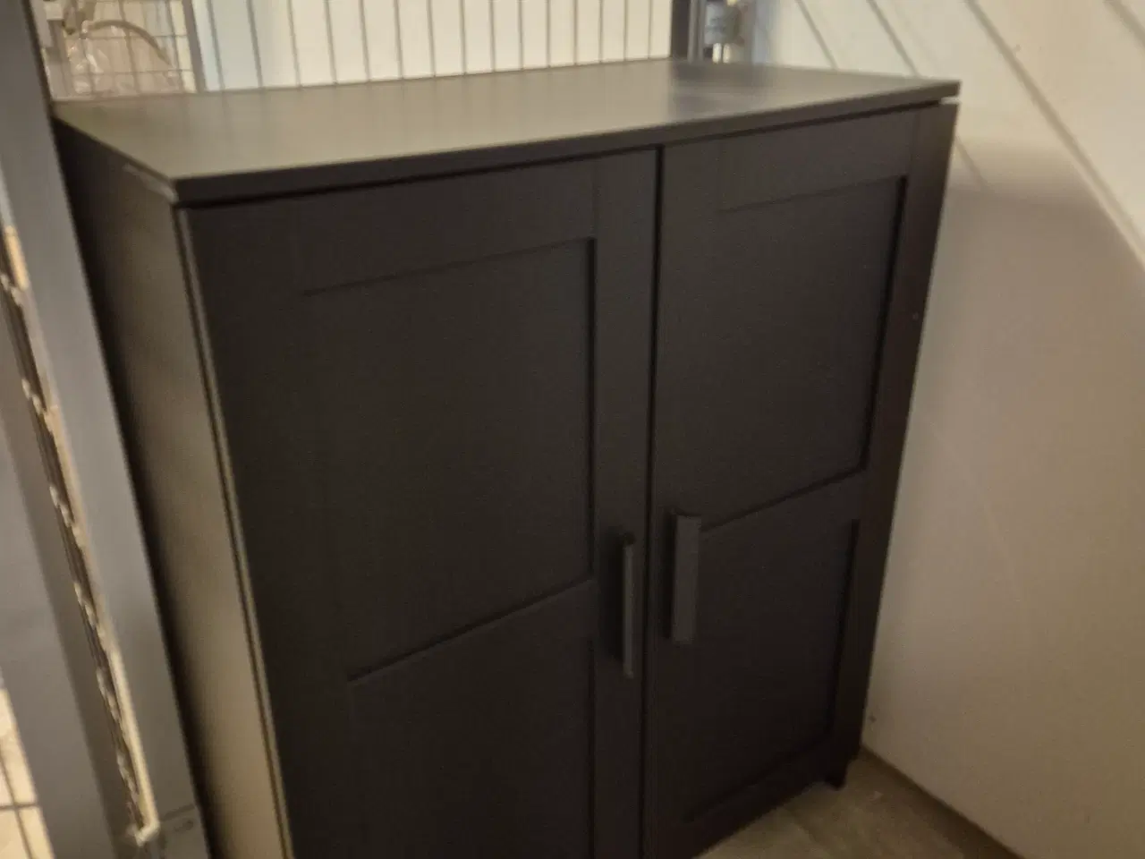 Billede 2 - Skab med låger Brimnes fra IKEA, sort