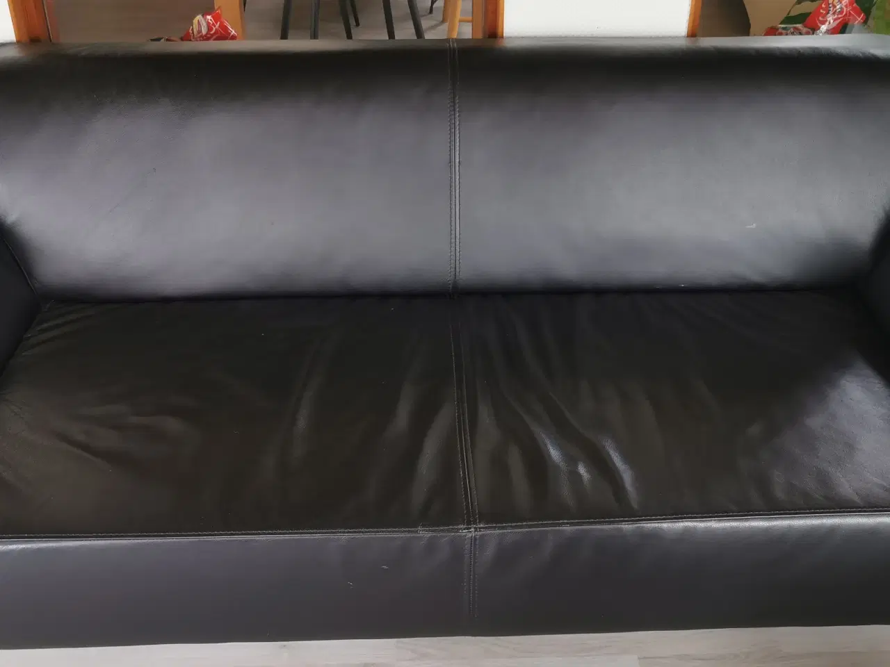 Billede 1 - Velholdt sofa i sort imiteret læder