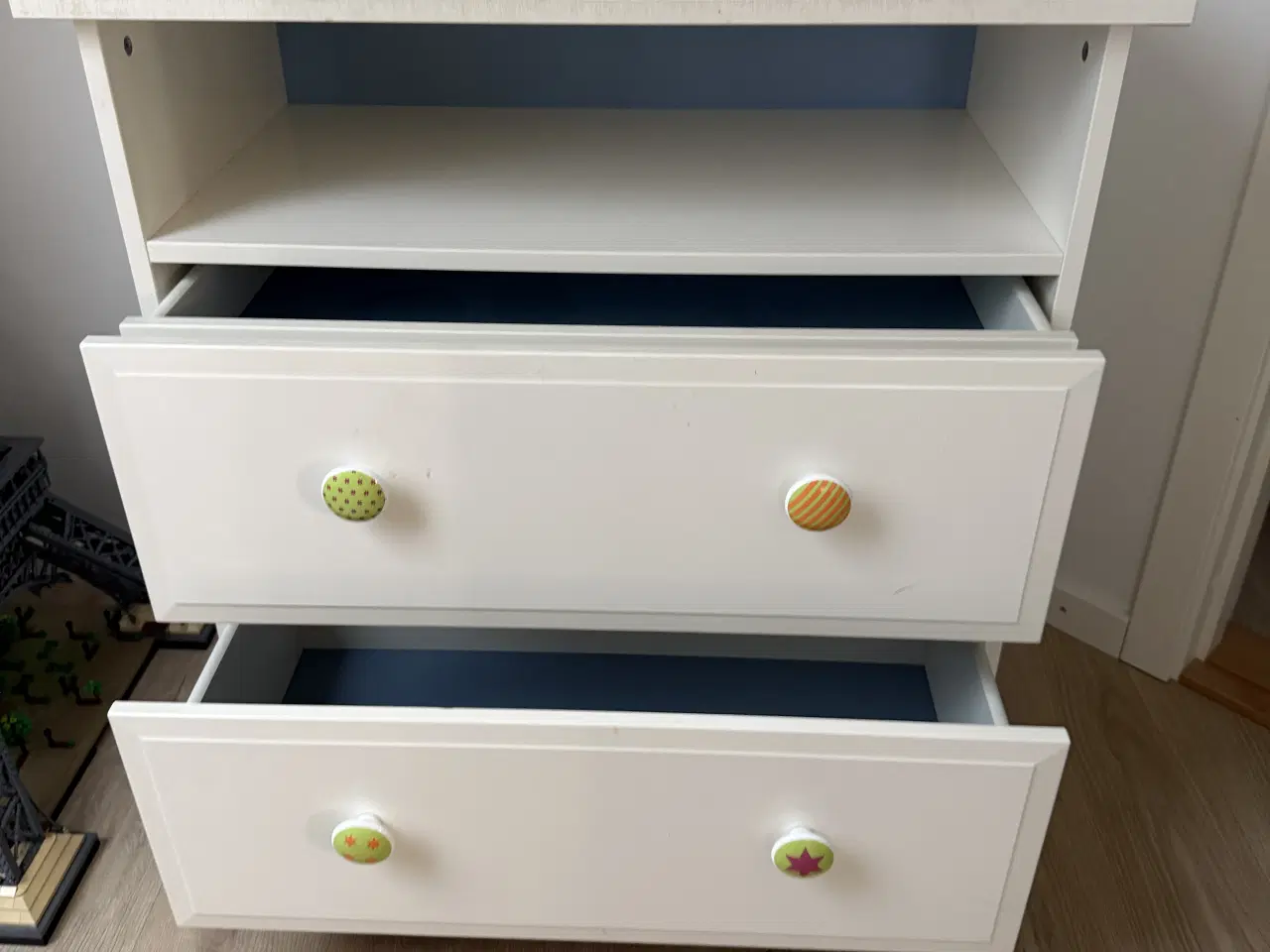 Billede 7 - Hvid Kommode blå bund i skuffer