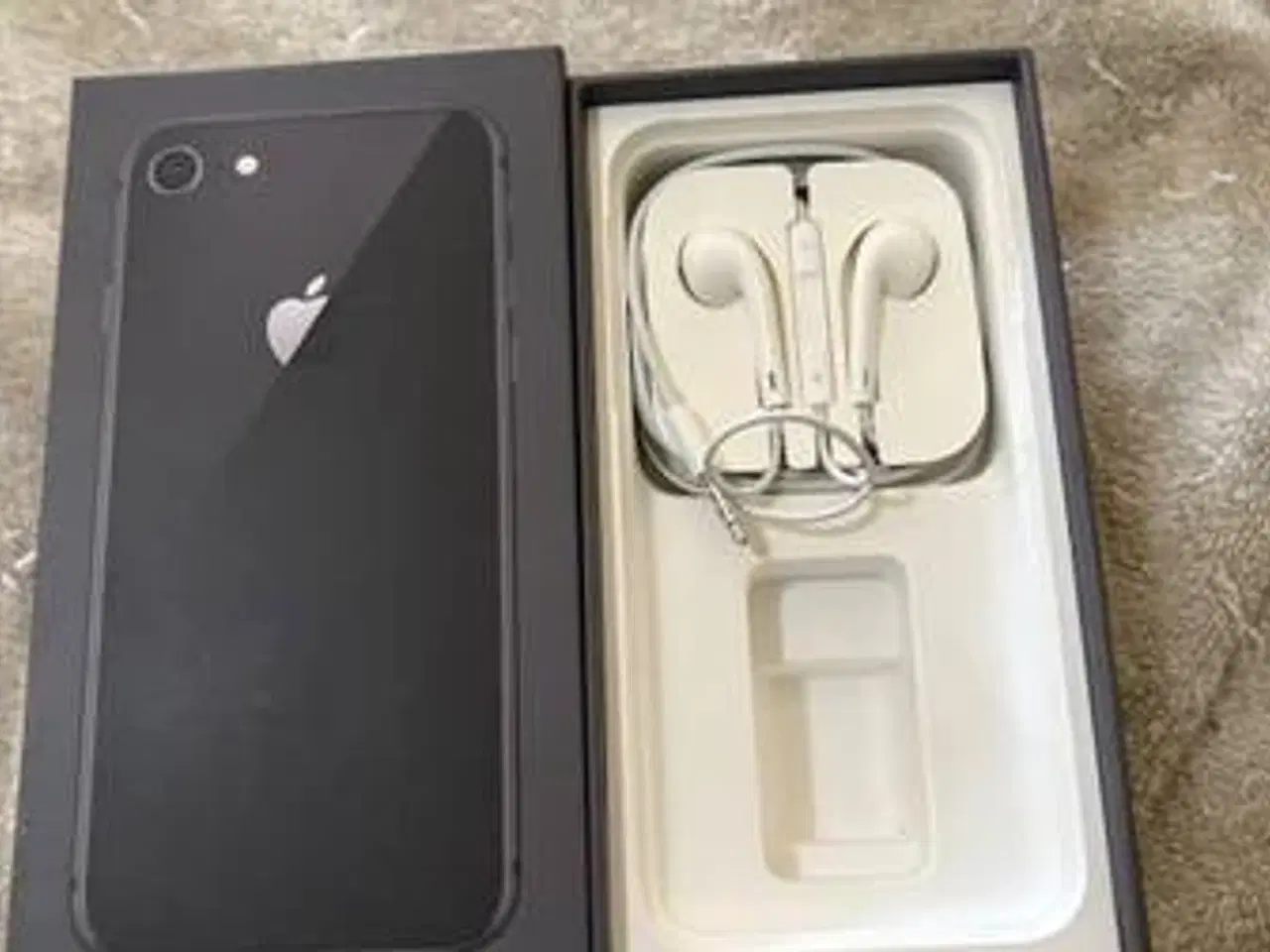 Billede 3 - iPhone 8 inkl oplader og headset