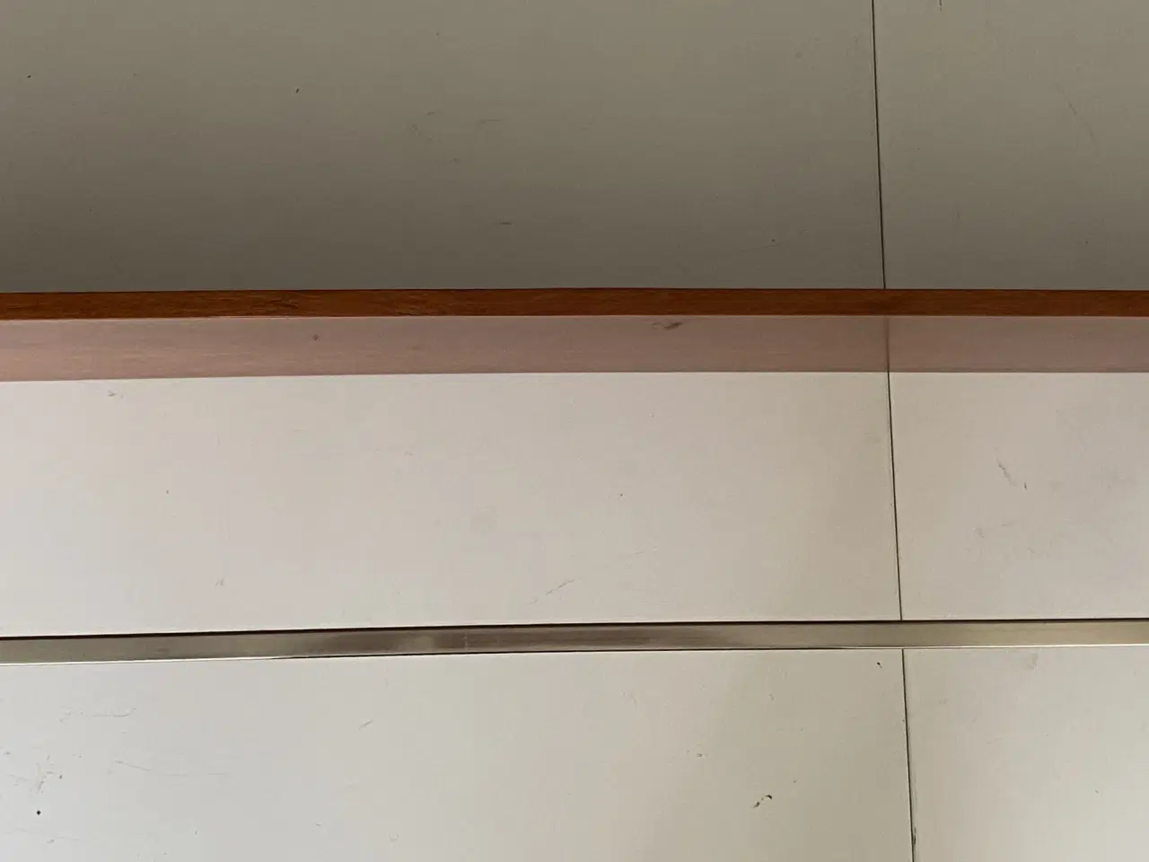 Billede 5 - Væg hylde med håndklædestang