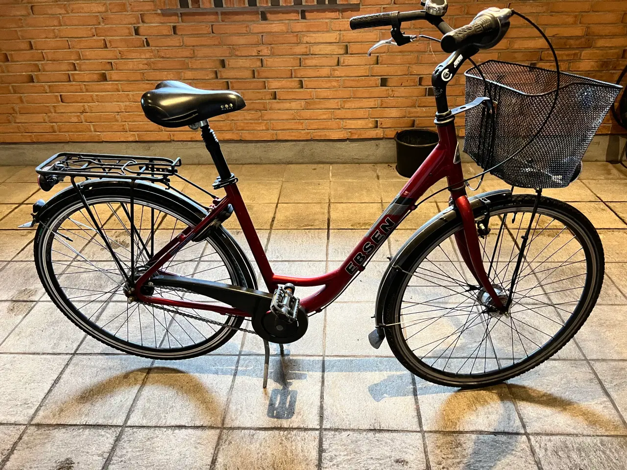 Billede 1 - Damecykel rød, med kurv foran