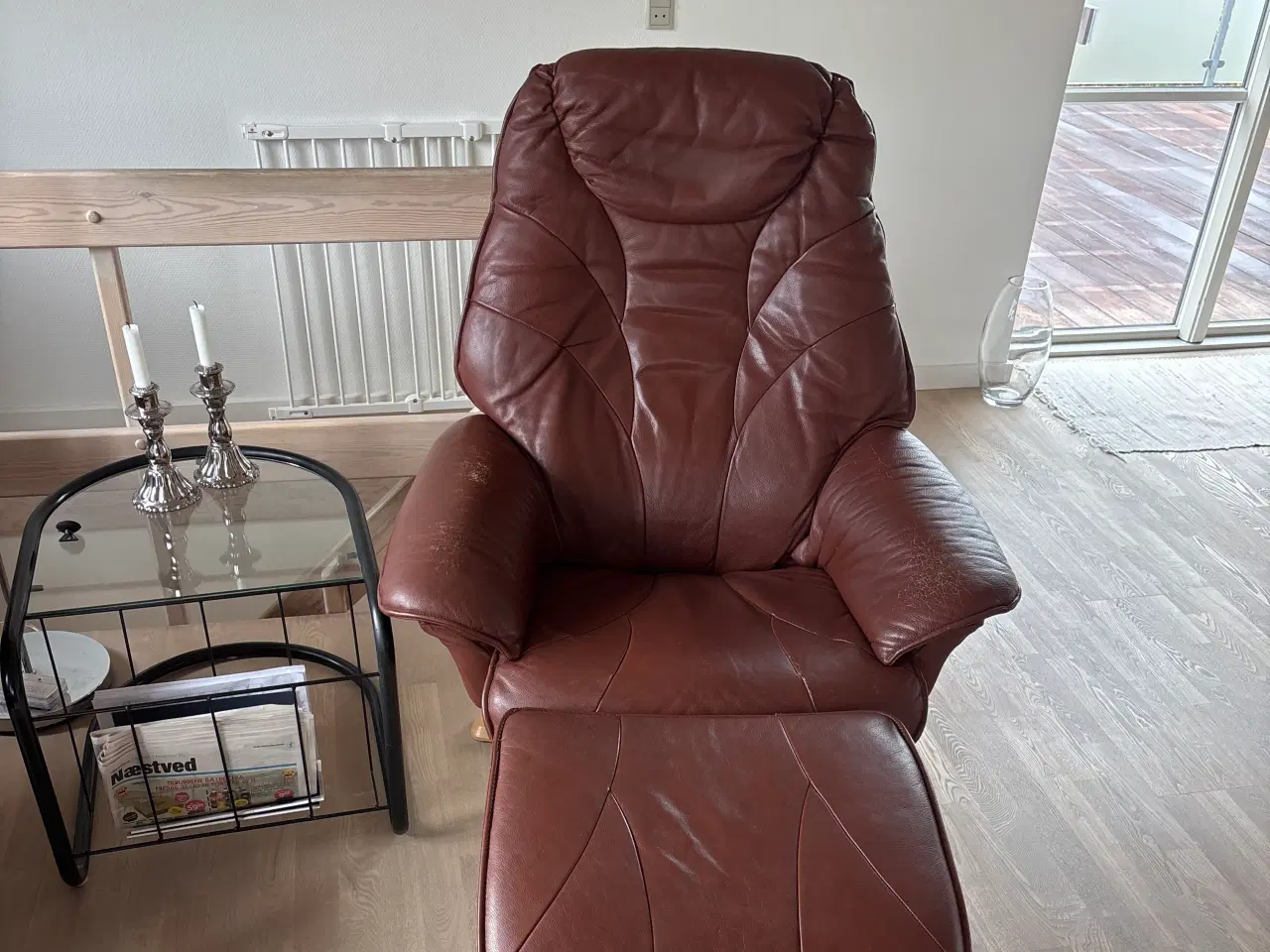 Billede 1 - Drejestol m/ skammel og glasbord