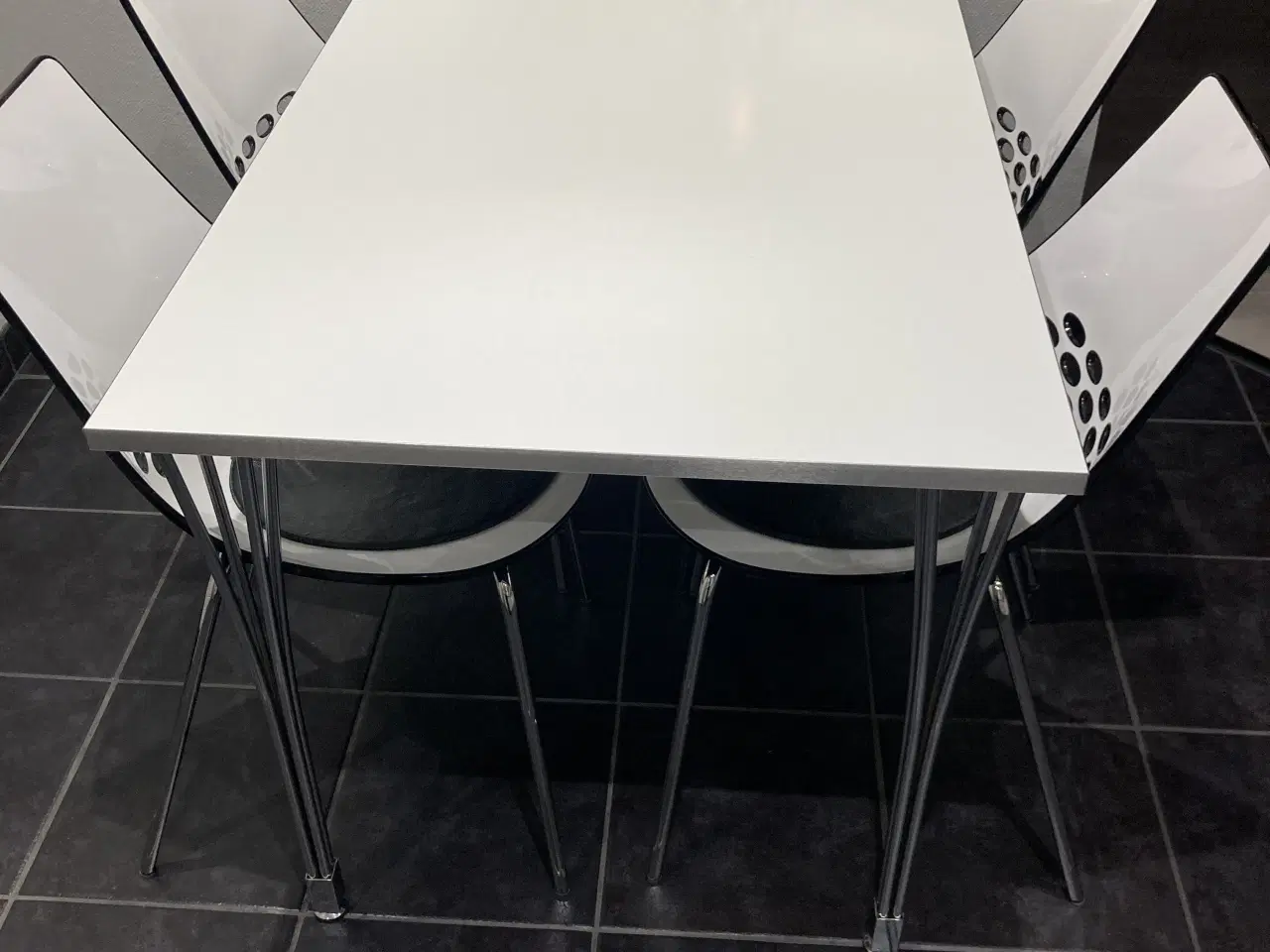 Billede 1 - Flot hvid køkkenbord med 4 stole
