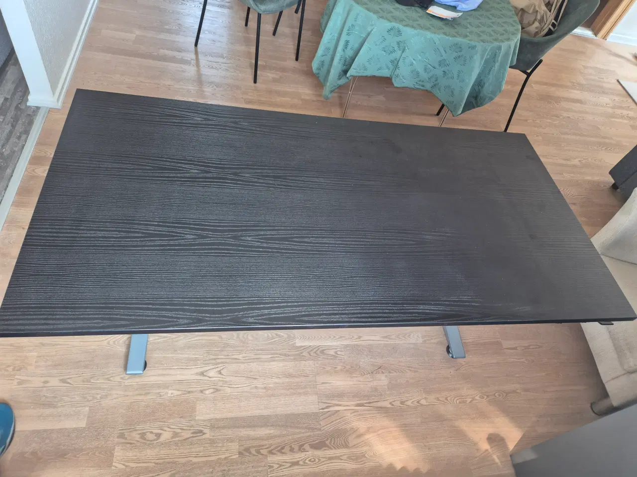 Billede 1 - Hæve-/skænkeskrivebord med RGB-lys