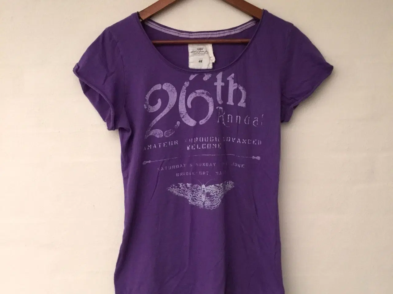 Billede 4 - H&M flot lilla t-shirt med print str. L