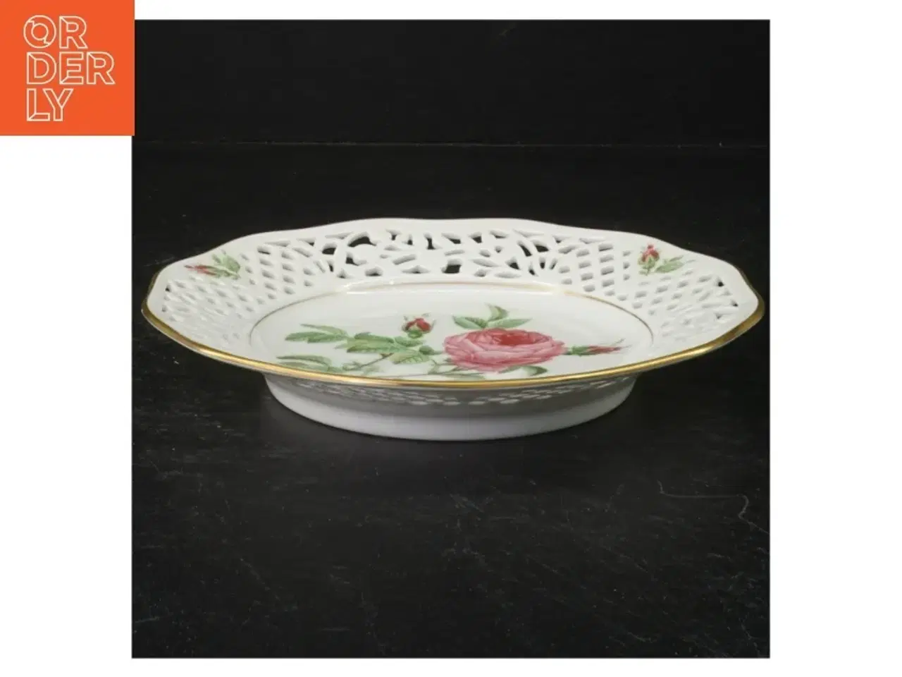 Billede 5 - Porcelænstallerken med gennembrudt kant og rosendekoration fra Firkløveren