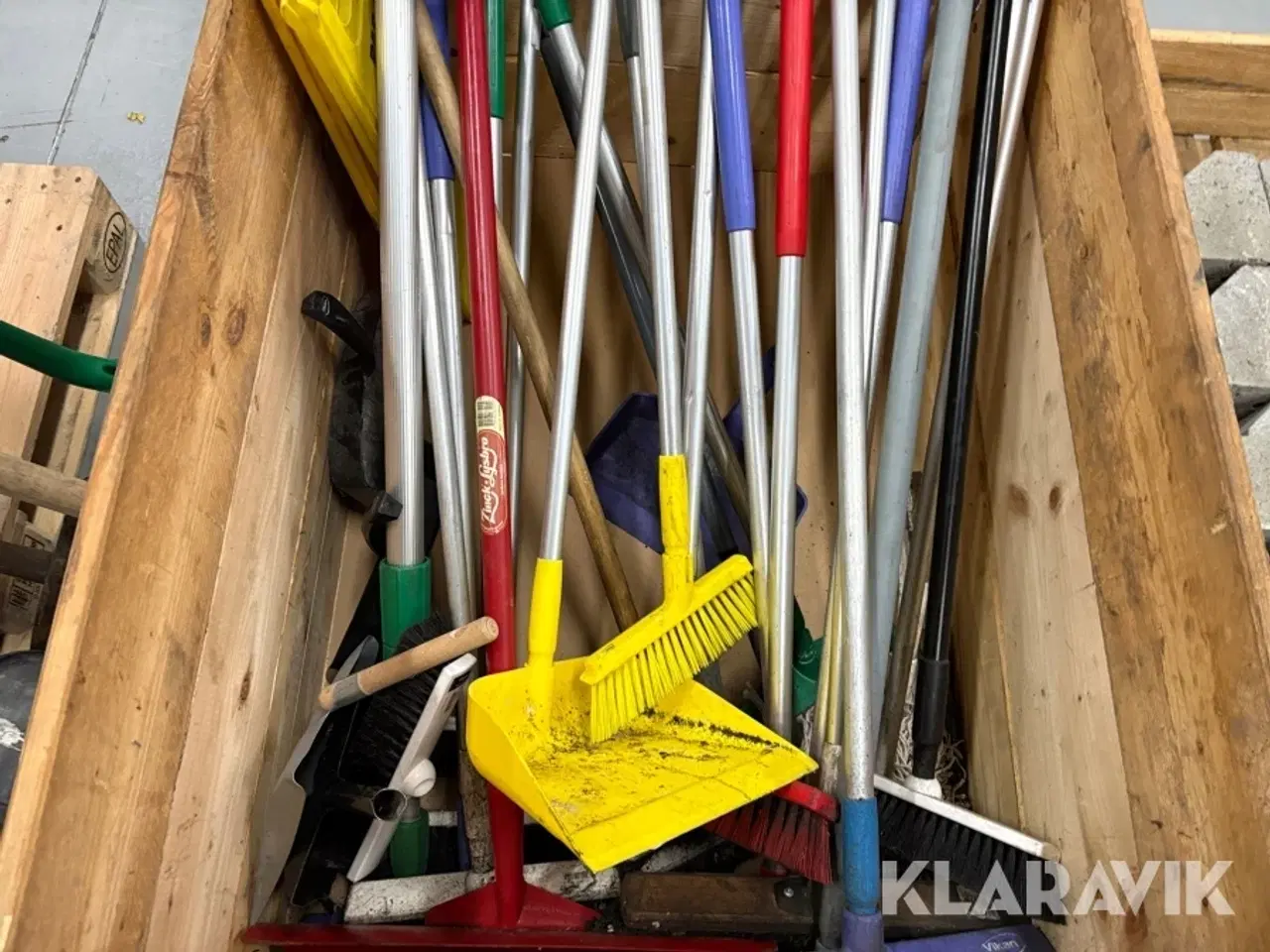 Billede 11 - Lot med have-/rengøringsredskaber og sten - 2 paller